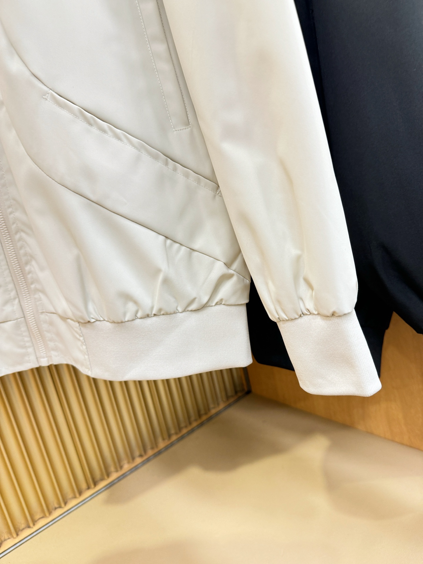 TB 2025秋冬新款夹克外套，原单狠货 意大利进口面料时尚夹克外套。欧洲专柜同步，上身更随意大方，专柜