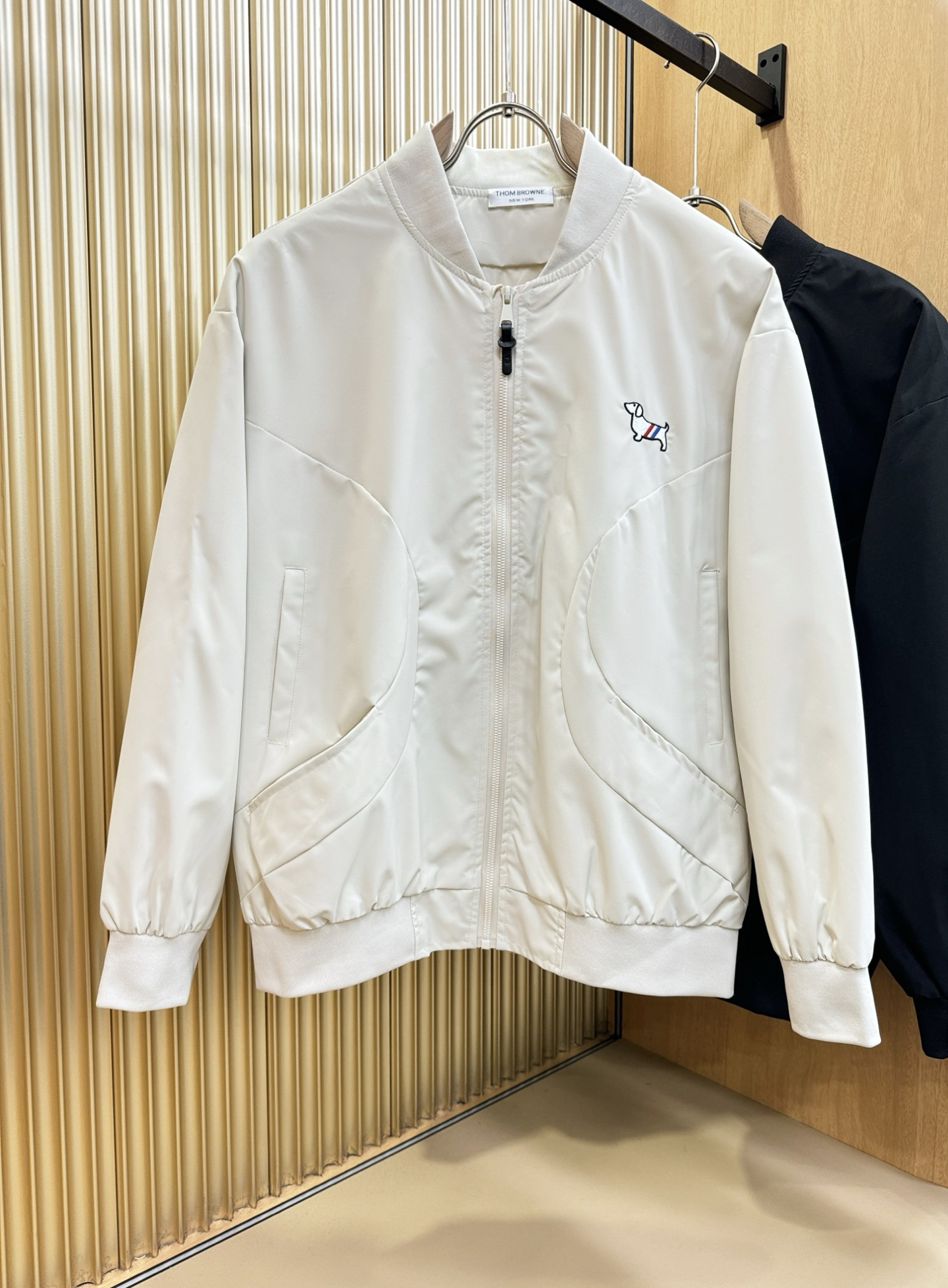 TB 2025秋冬新款夹克外套，原单狠货 意大利进口面料时尚夹克外套。欧洲专柜同步，上身更随意大方，专柜