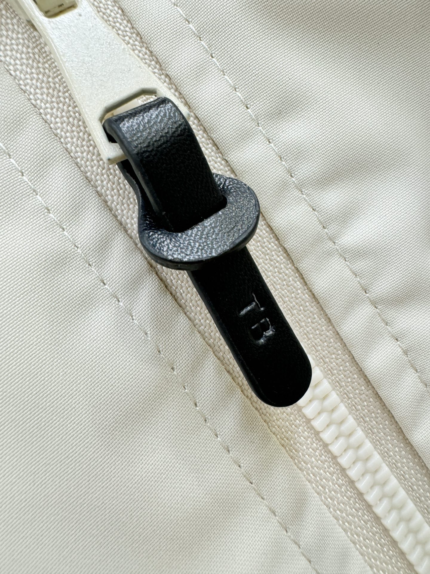 TB 2025秋冬新款夹克外套，原单狠货 意大利进口面料时尚夹克外套。欧洲专柜同步，上身更随意大方，专柜