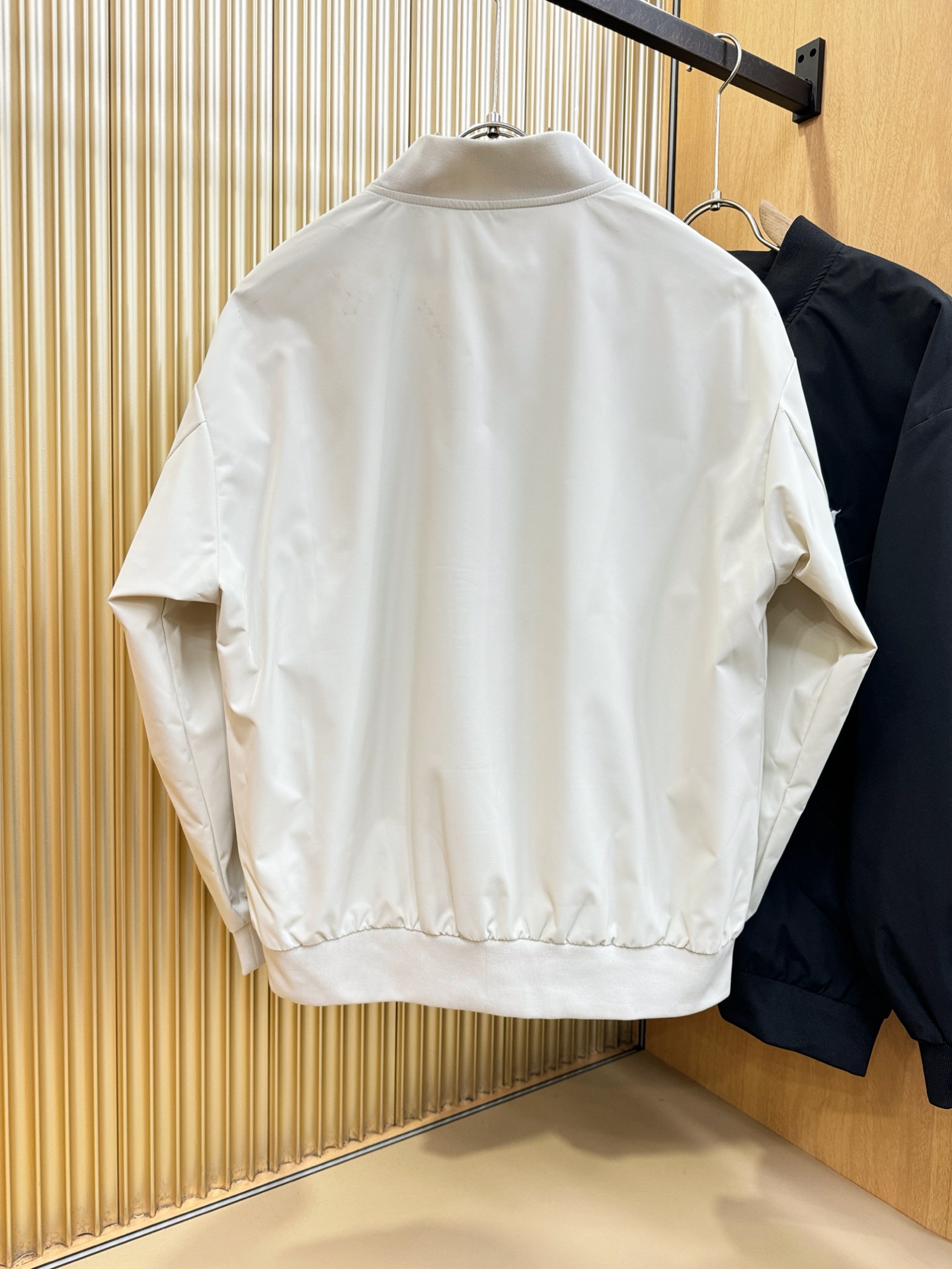 TB 2025秋冬新款夹克外套，原单狠货 意大利进口面料时尚夹克外套。欧洲专柜同步，上身更随意大方，专柜