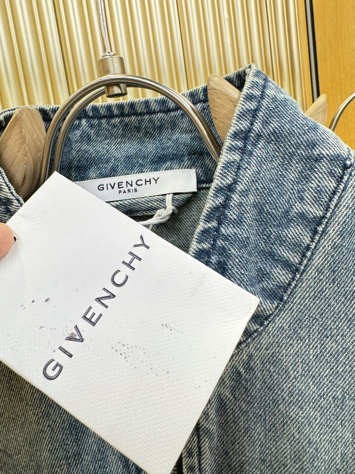 Givenchy 纪梵希 2025新品男女同款牛仔外套，时装圈人气极为火热的单品，是时尚大咖们最炙手可热