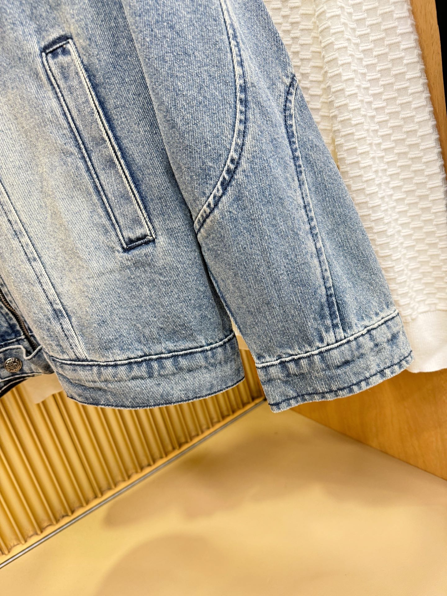 Givenchy 纪梵希 2025新品男女同款牛仔外套，时装圈人气极为火热的单品，是时尚大咖们最炙手可热