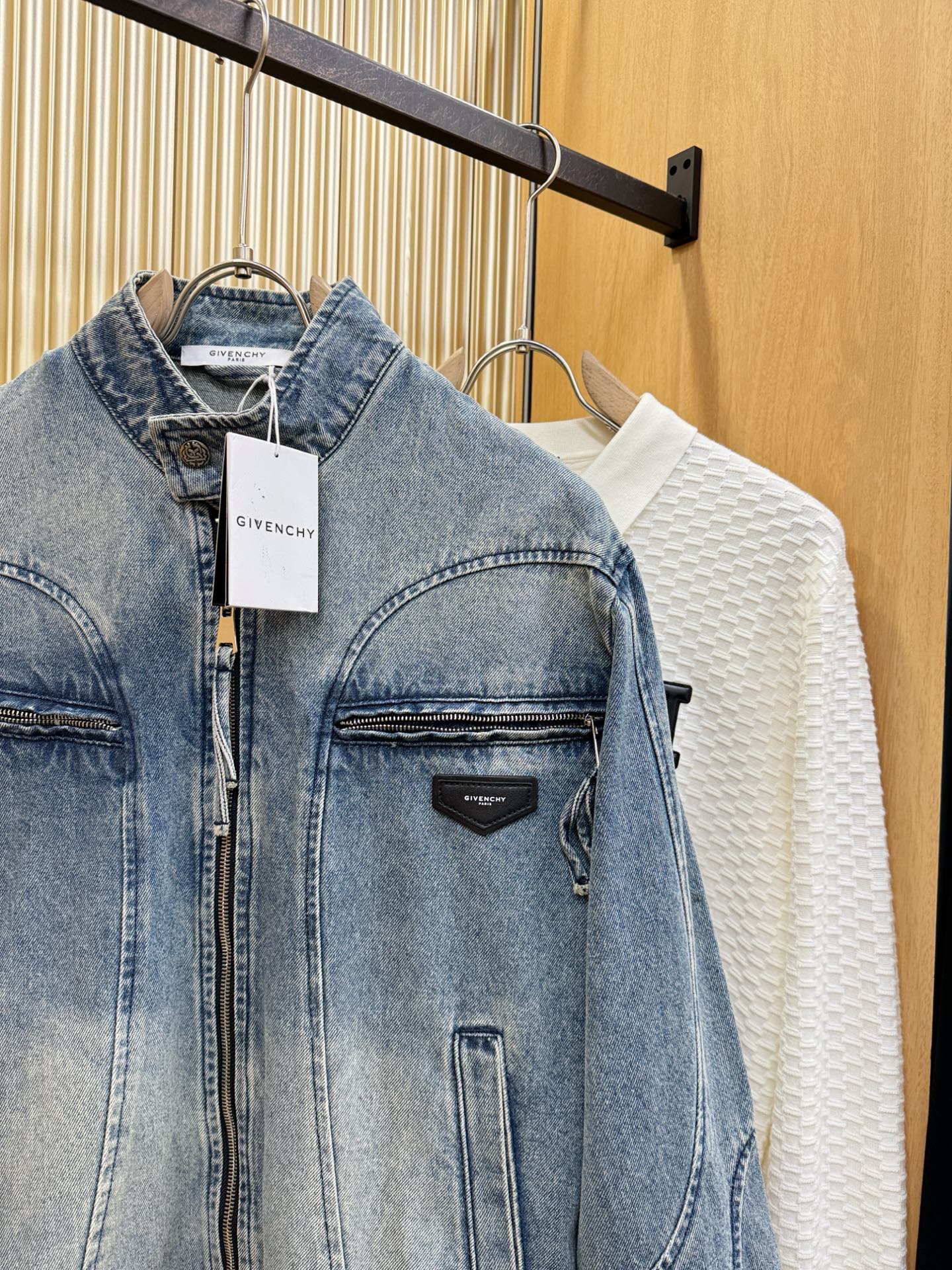 Givenchy 纪梵希 2025新品男女同款牛仔外套，时装圈人气极为火热的单品，是时尚大咖们最炙手可热