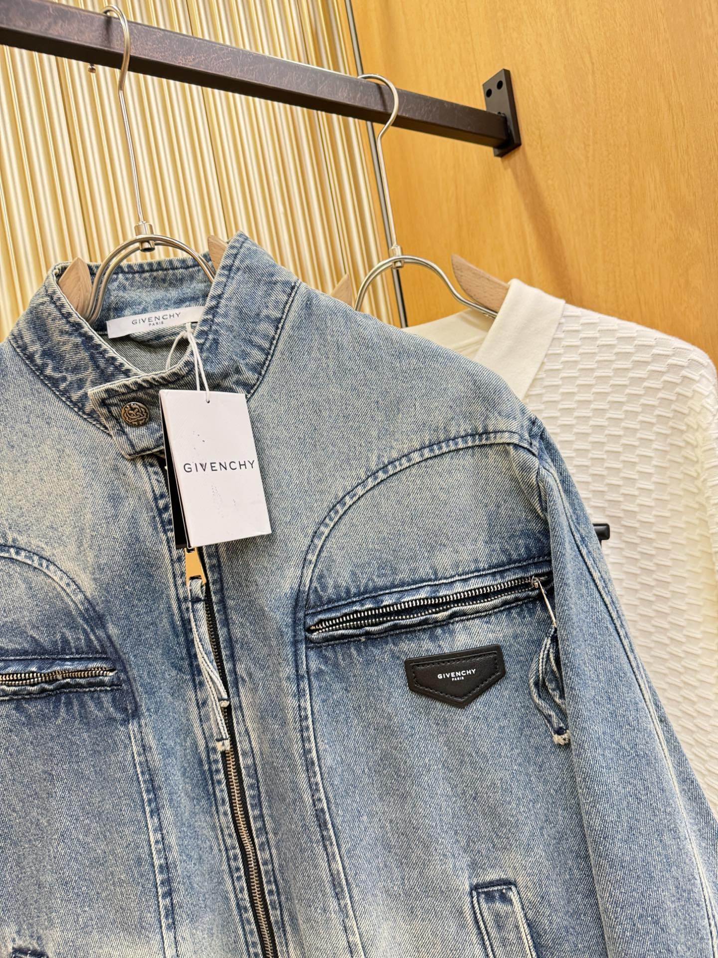 Givenchy 纪梵希 2025新品男女同款牛仔外套，时装圈人气极为火热的单品，是时尚大咖们最炙手可热