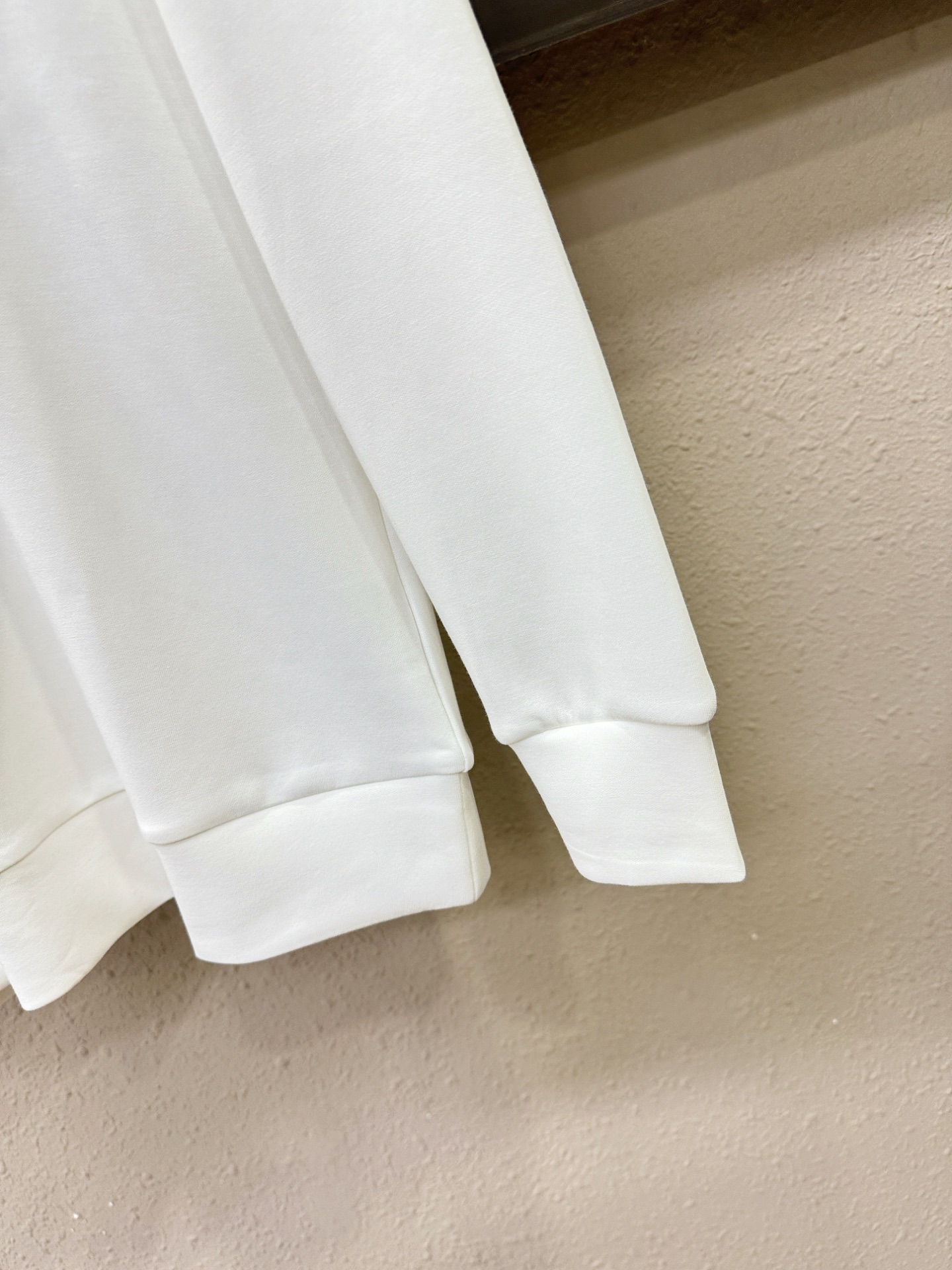 Dior迪奥 秋季新品 长袖卫衣，经典Logo设计，百搭款 官网同步发售 定制面料，柔软细腻，亲肤感极高