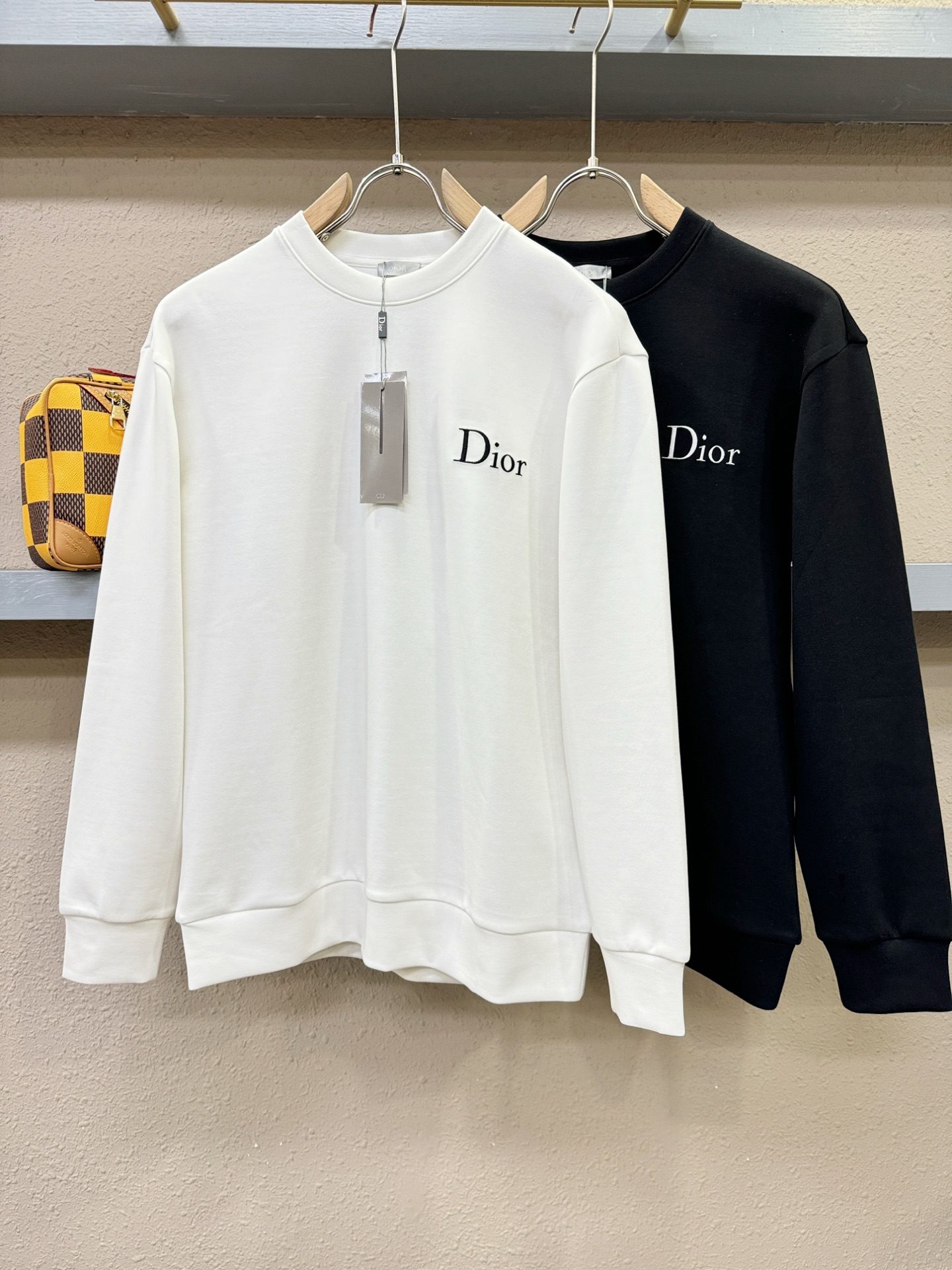 Dior迪奥 秋季新品 长袖卫衣，经典Logo设计，百搭款 官网同步发售 定制面料，柔软细腻，亲肤感极高