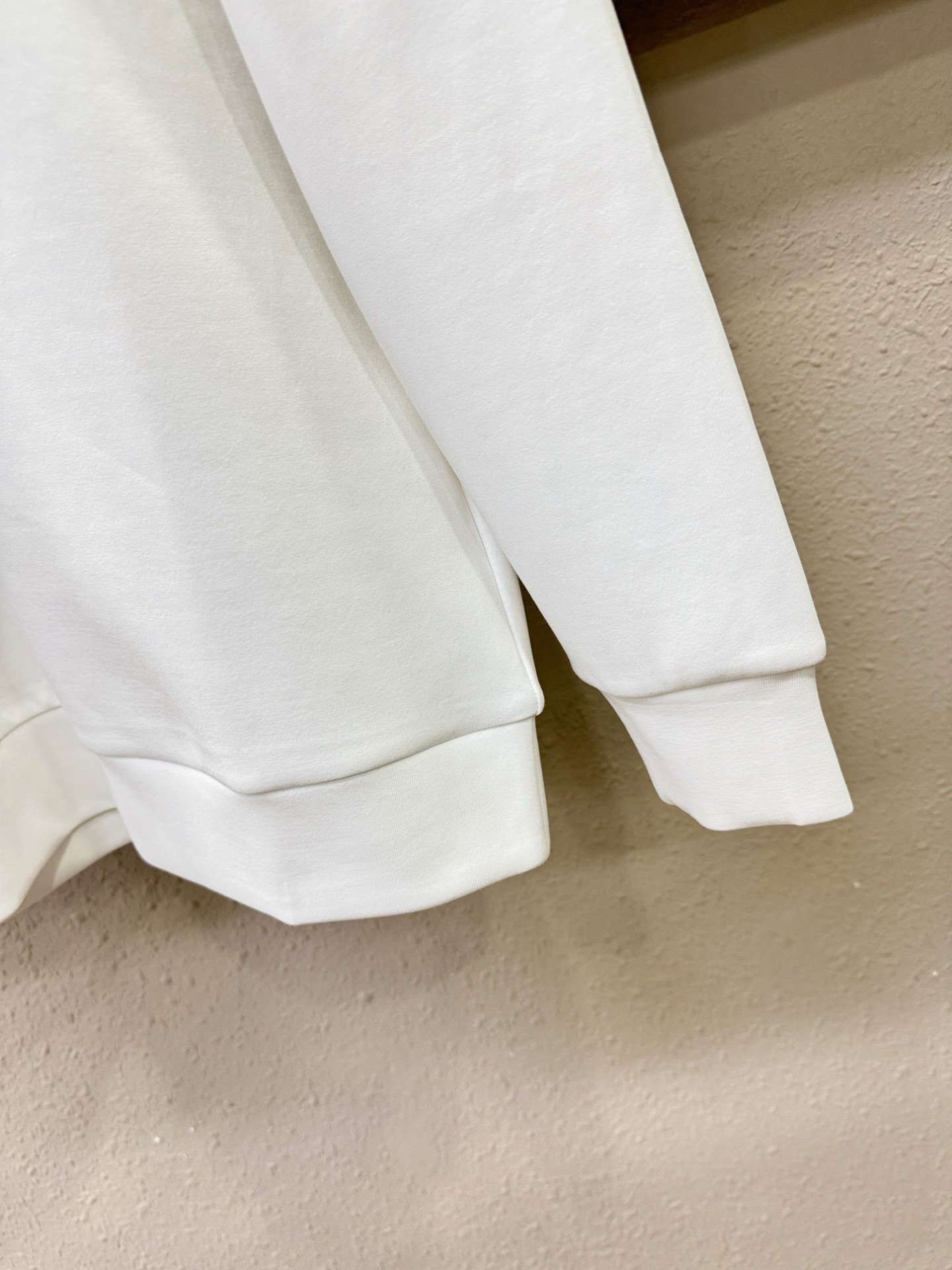 Dior迪奥 秋季新品 长袖卫衣，经典Logo设计，百搭款 官网同步发售 定制面料，柔软细腻，亲肤感极高