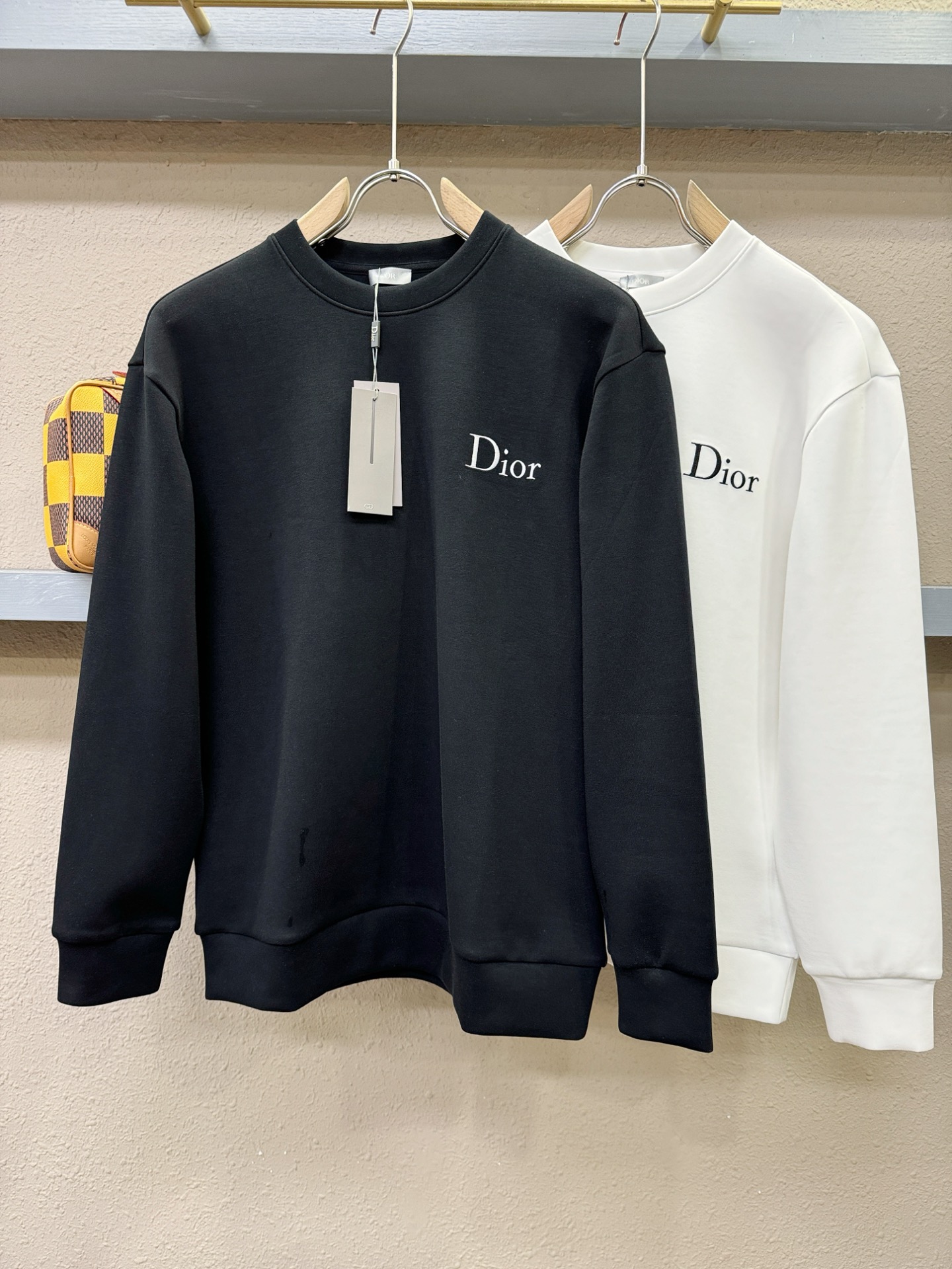 Dior迪奥 秋季新品 长袖卫衣，经典Logo设计，百搭款 官网同步发售 定制面料，柔软细腻，亲肤感极高