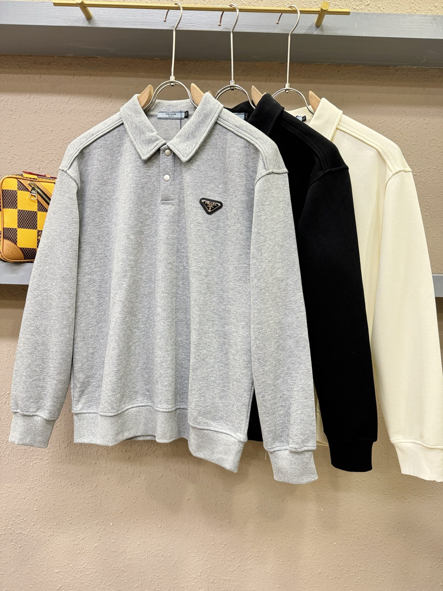 PRADA 普拉达 2025ss秋季新品 长袖卫衣，经典Logo设计，百搭款 官网同步发售 定制面料，柔