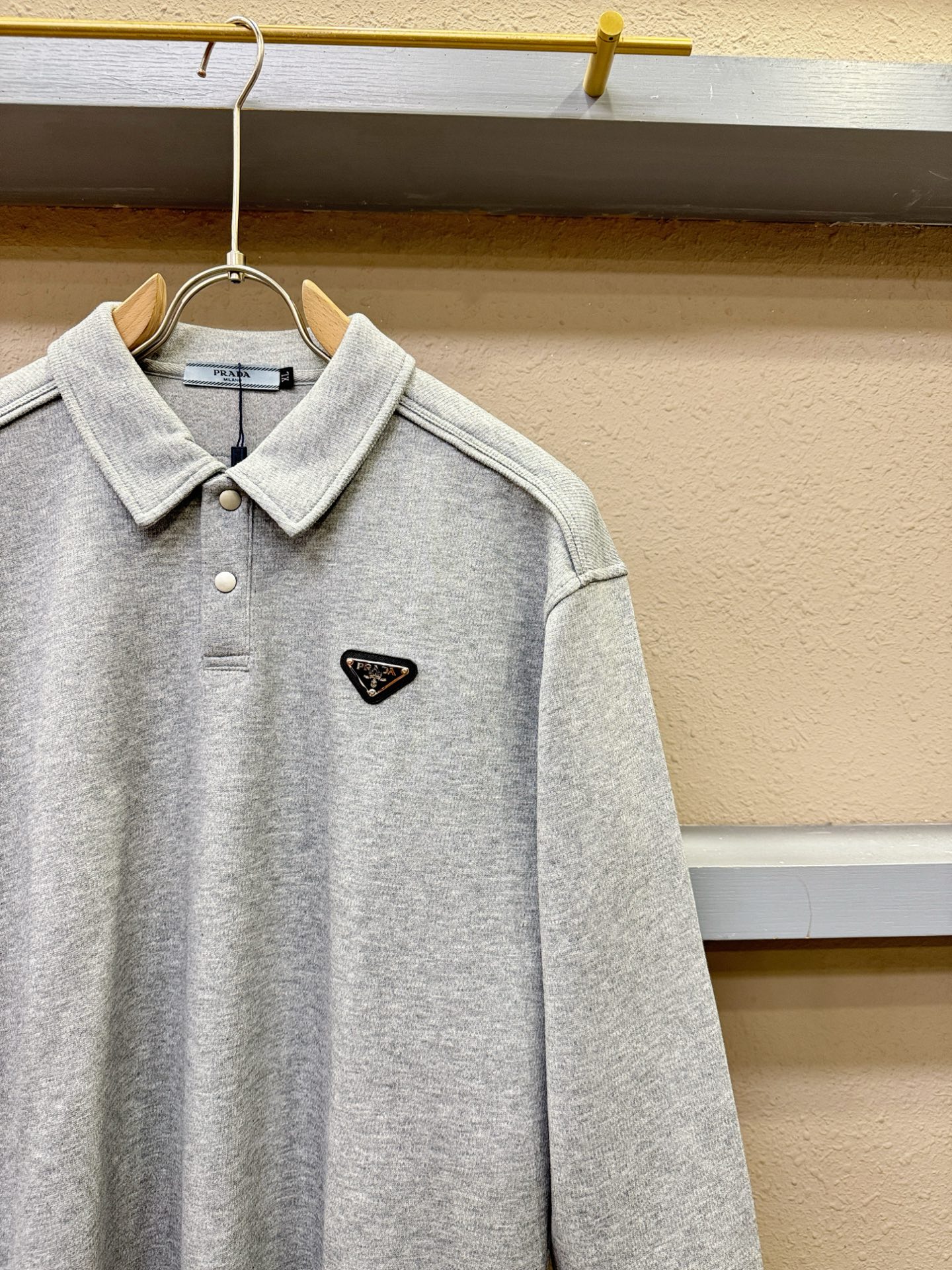 PRADA 普拉达 2025ss秋季新品 长袖卫衣，经典Logo设计，百搭款 官网同步发售 定制面料，柔