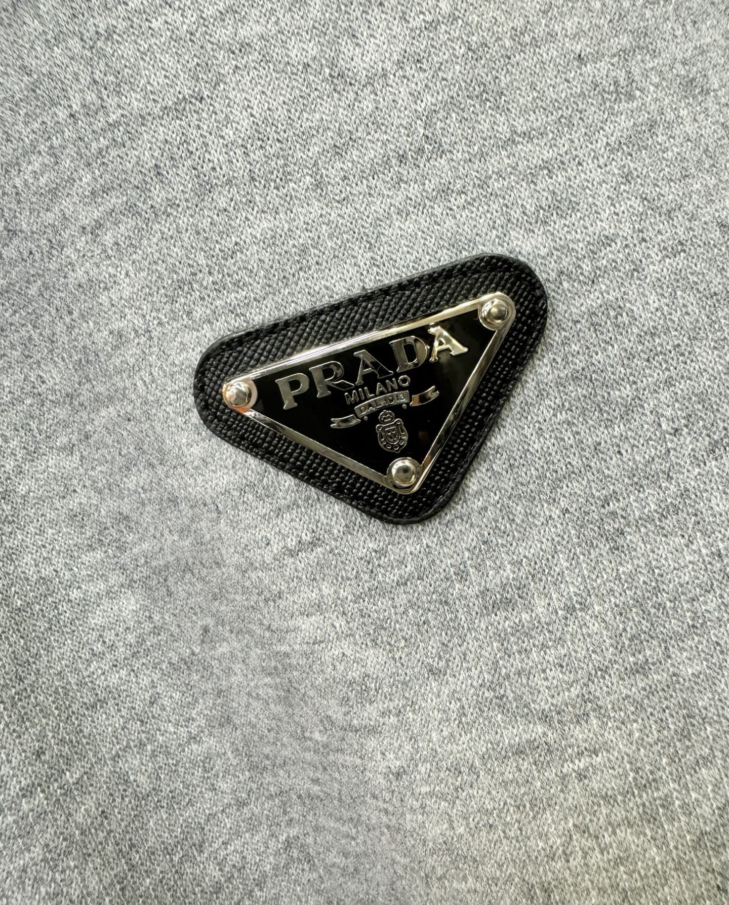 PRADA 普拉达 2025ss秋季新品 长袖卫衣，经典Logo设计，百搭款 官网同步发售 定制面料，柔