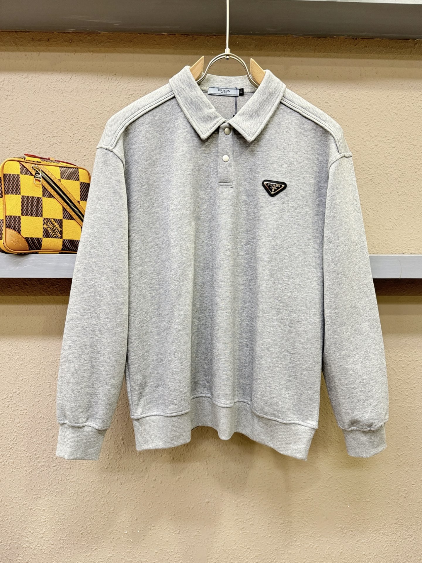 PRADA 普拉达 2025ss秋季新品 长袖卫衣，经典Logo设计，百搭款 官网同步发售 定制面料，柔