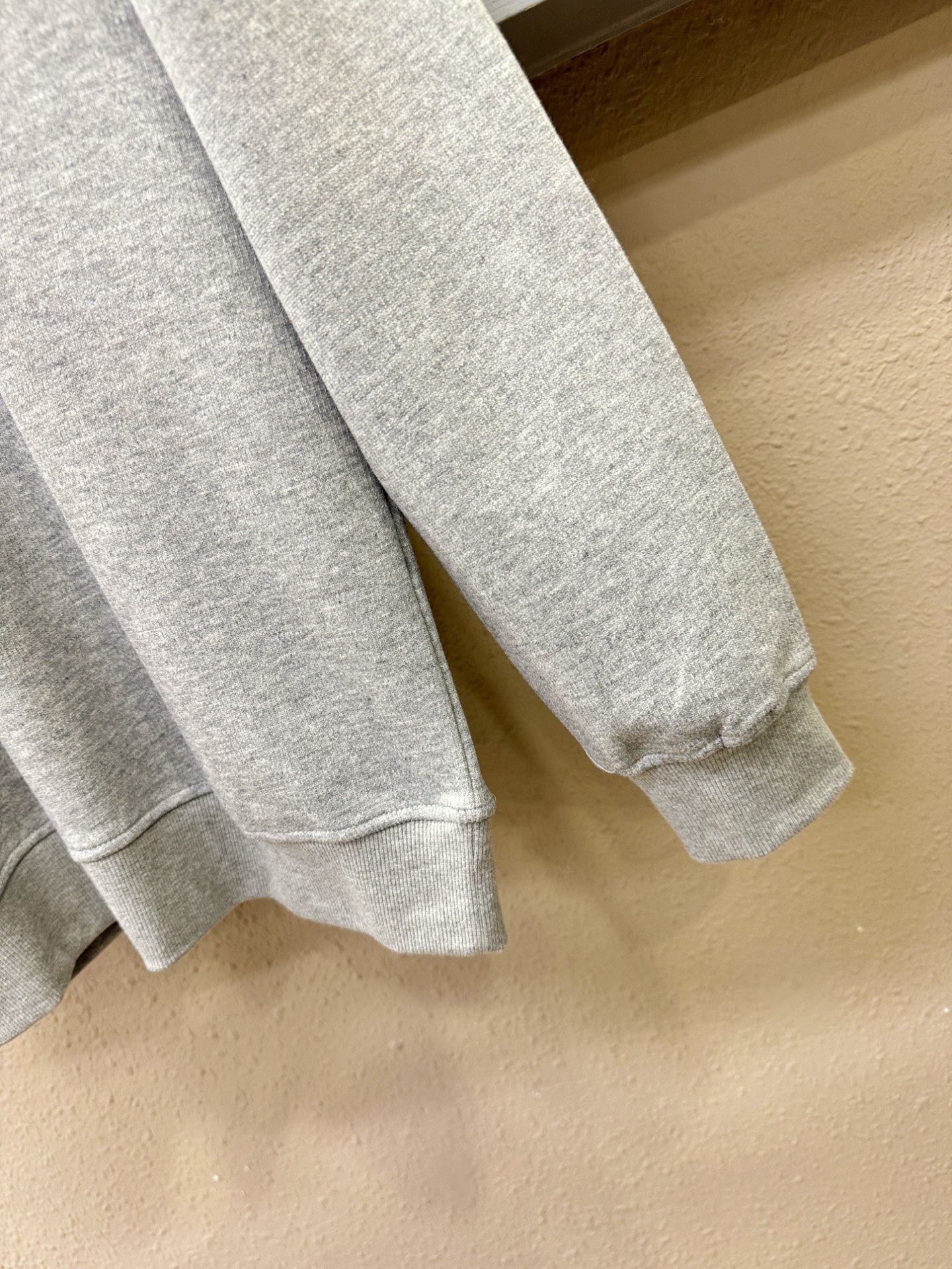 PRADA 普拉达 2025ss秋季新品 长袖卫衣，经典Logo设计，百搭款 官网同步发售 定制面料，柔