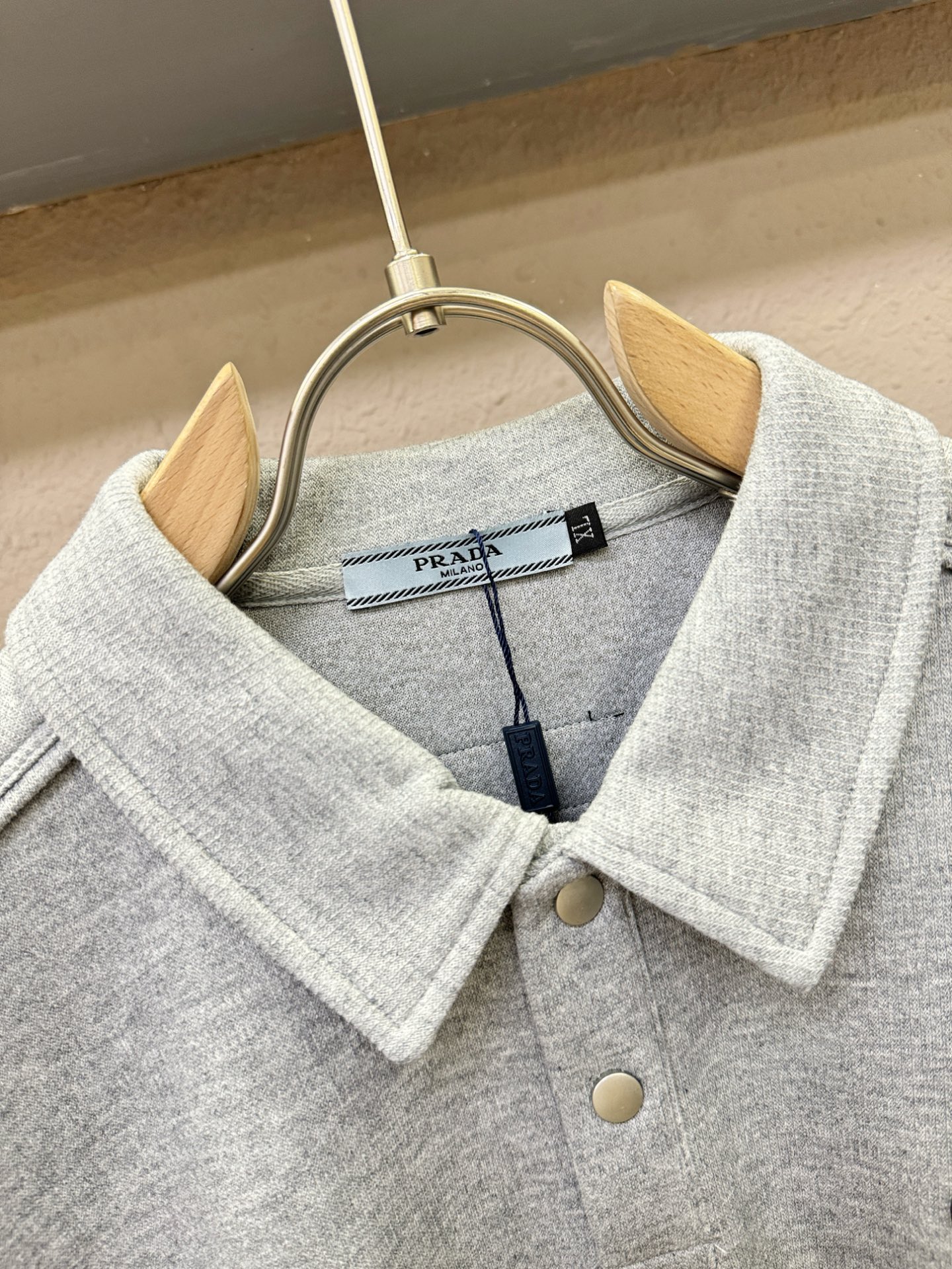 PRADA 普拉达 2025ss秋季新品 长袖卫衣，经典Logo设计，百搭款 官网同步发售 定制面料，柔