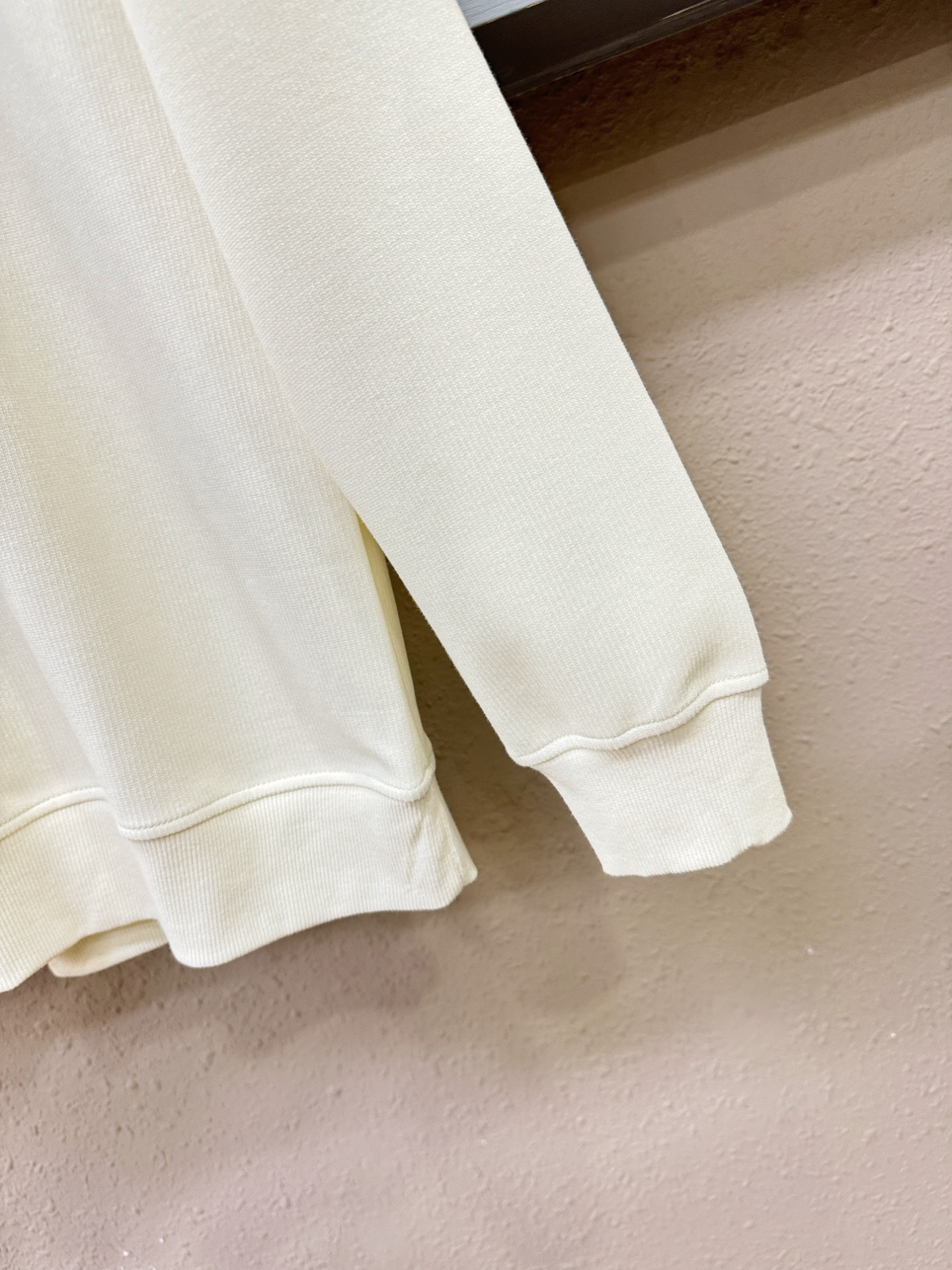 PRADA 普拉达 2025ss秋季新品 长袖卫衣，经典Logo设计，百搭款 官网同步发售 定制面料，柔