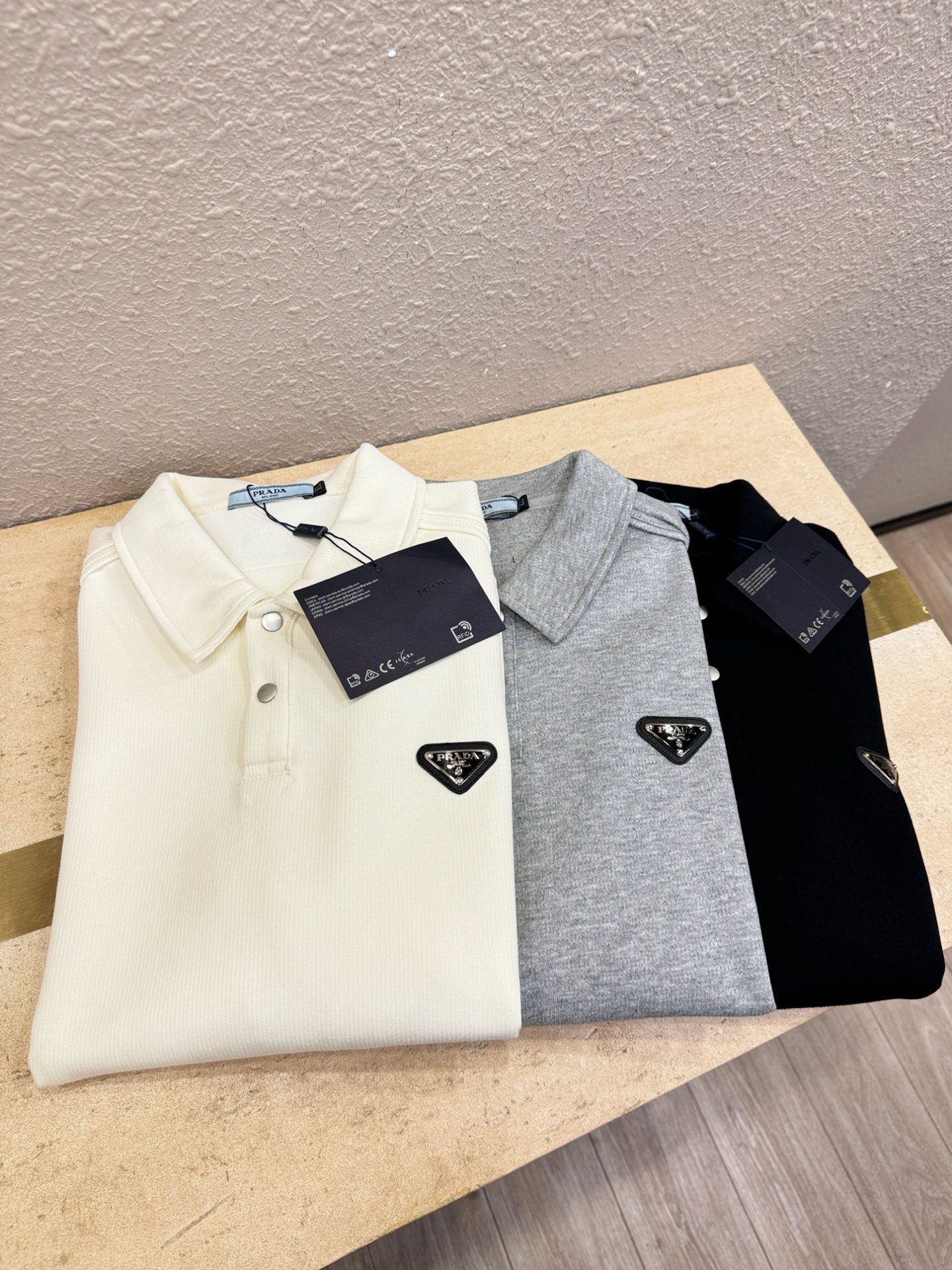 PRADA 普拉达 2025ss秋季新品 长袖卫衣，经典Logo设计，百搭款 官网同步发售 定制面料，柔