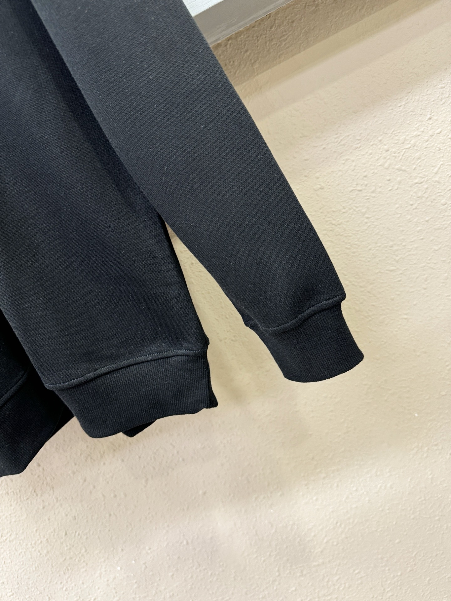 PRADA 普拉达 2025ss秋季新品 长袖卫衣，经典Logo设计，百搭款 官网同步发售 定制面料，柔