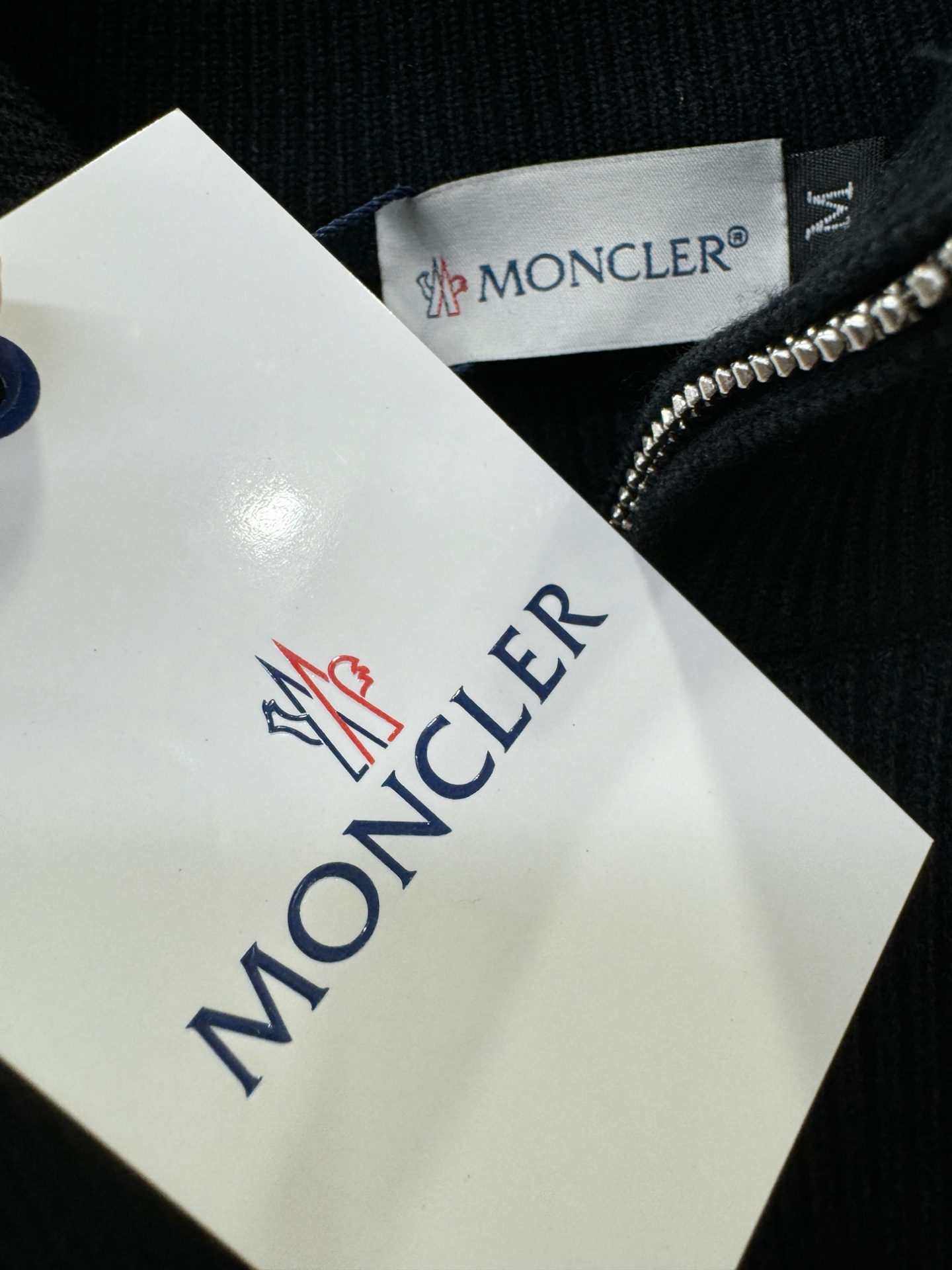 Moncler蒙口 新品爆款 2025秋冬新品拉链羊毛毛衣 胸前品牌Golo设计，经典简约大气品牌针织羊