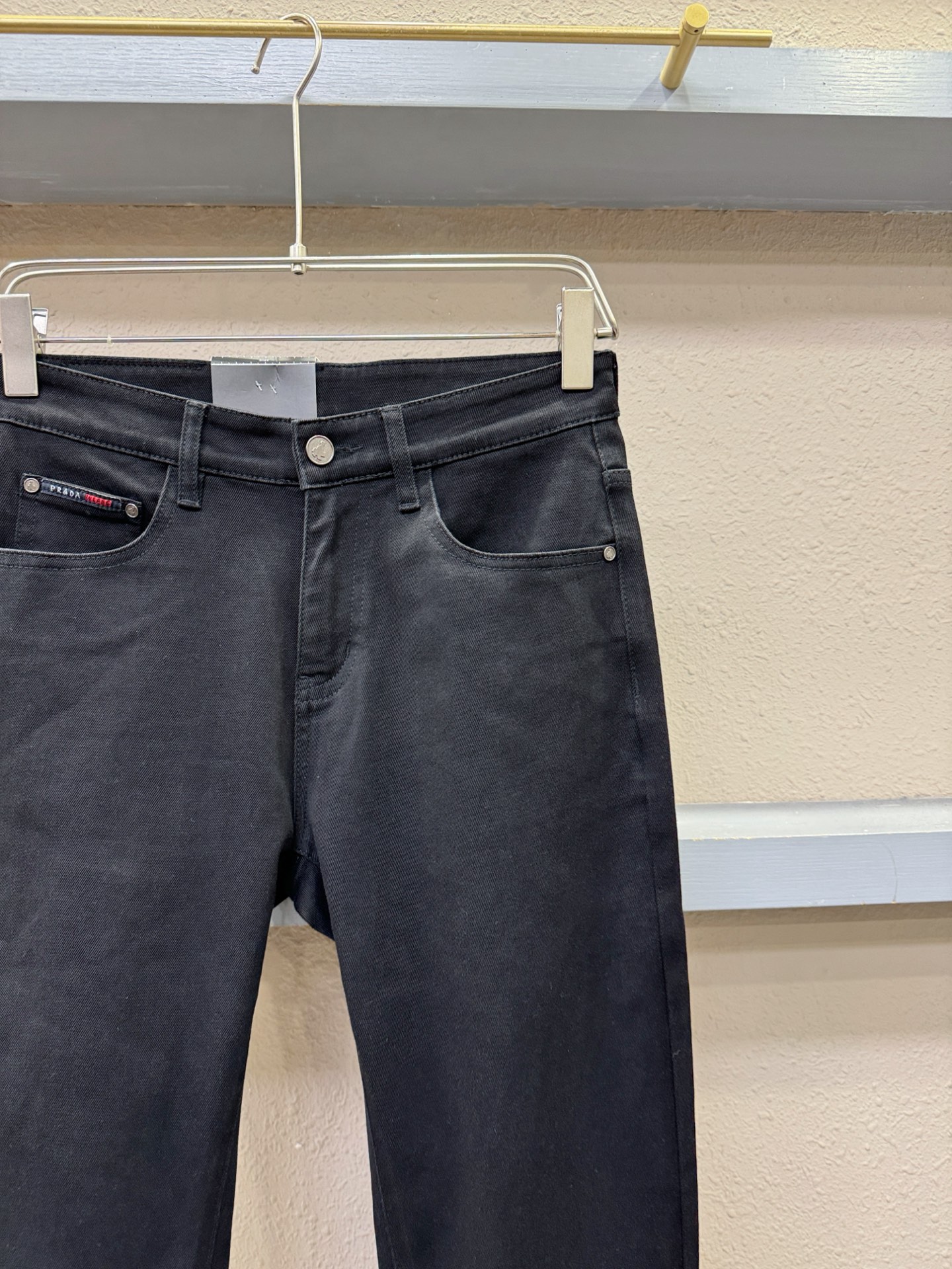 PRADA 普拉达 2025专柜新品，原版牛仔裤 原版重工打造，品牌经典LOGO设计，三标齐全！原版五金