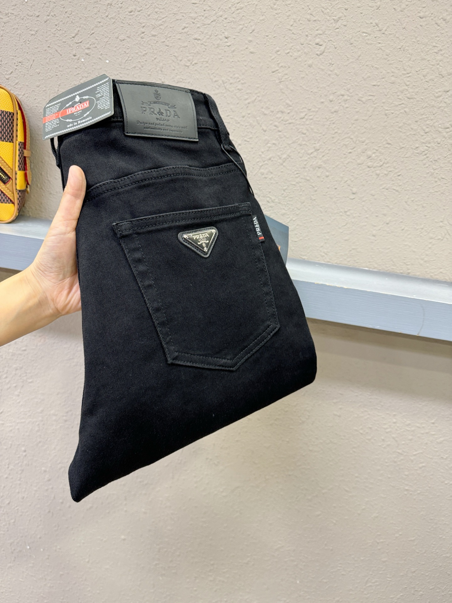 PRADA 普拉达 2025专柜新品，原版牛仔裤 原版重工打造，品牌经典LOGO设计，三标齐全！原版五金