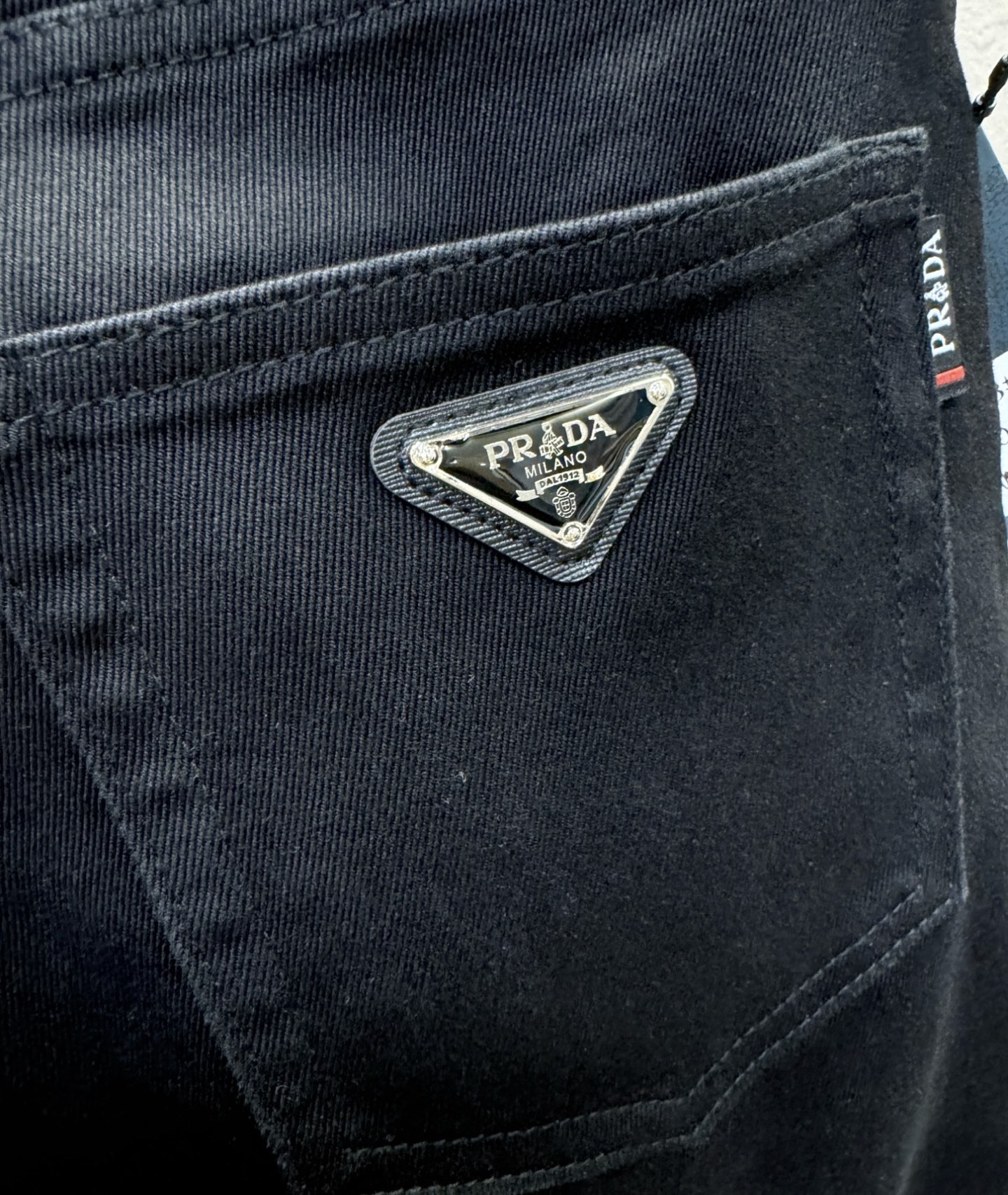 PRADA 普拉达 2025专柜新品，原版牛仔裤 原版重工打造，品牌经典LOGO设计，三标齐全！原版五金