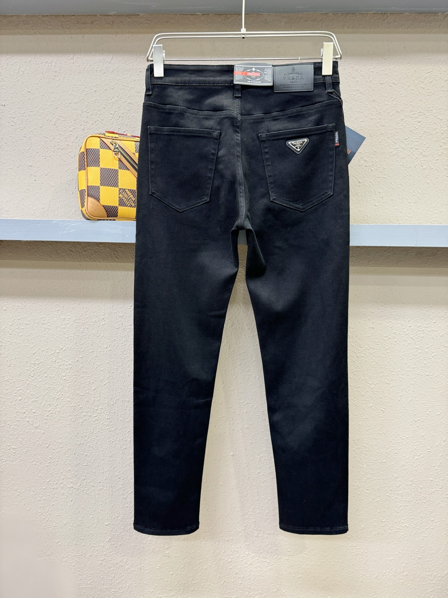 PRADA 普拉达 2025专柜新品，原版牛仔裤 原版重工打造，品牌经典LOGO设计，三标齐全！原版五金