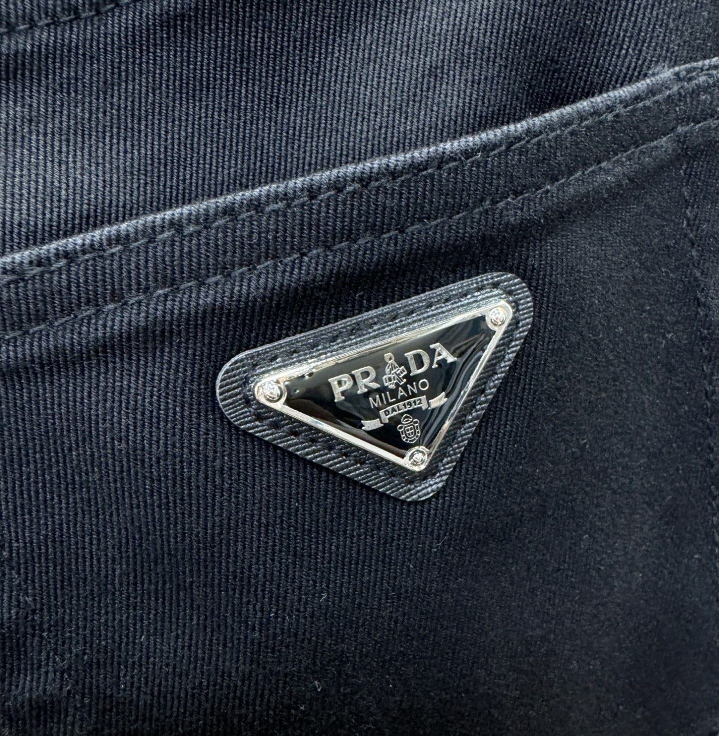 PRADA 普拉达 2025专柜新品，原版牛仔裤 原版重工打造，品牌经典LOGO设计，三标齐全！原版五金