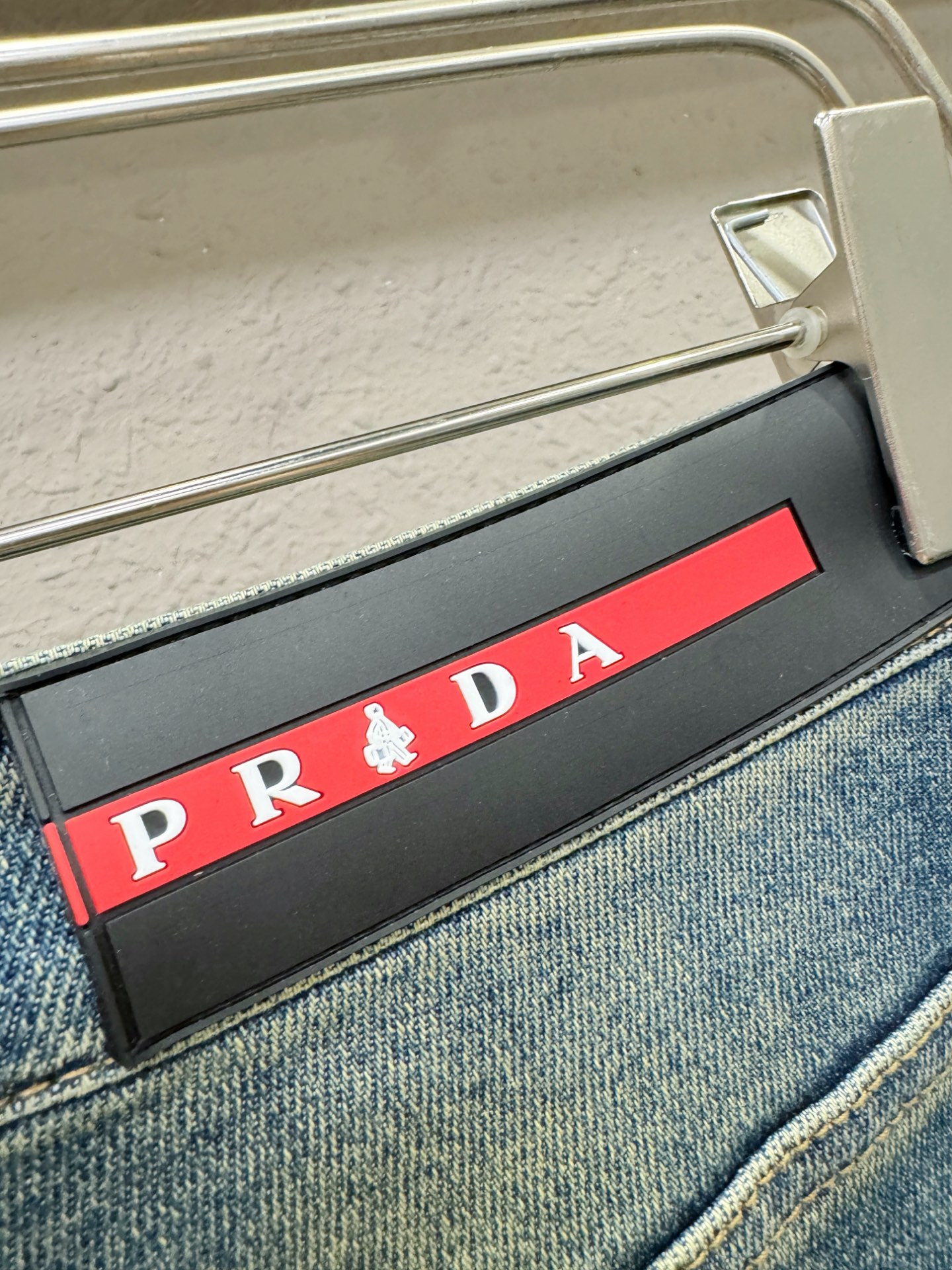PRADA 普拉达 2025专柜新品，原版牛仔裤 原版重工打造，品牌经典LOGO设计，三标齐全！原版五金
