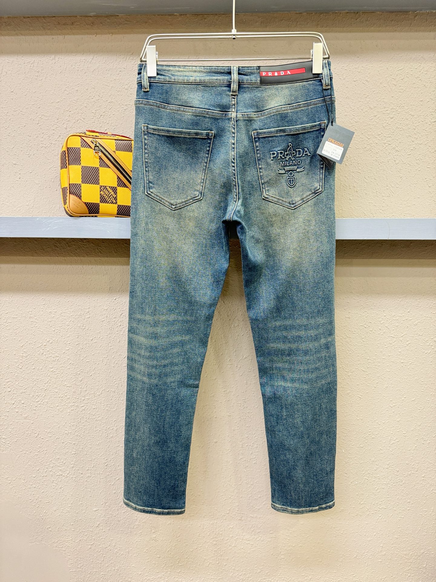 PRADA 普拉达 2025专柜新品，原版牛仔裤 原版重工打造，品牌经典LOGO设计，三标齐全！原版五金