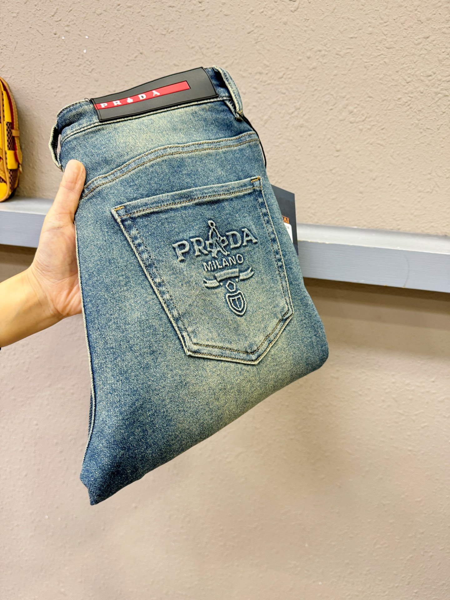PRADA 普拉达 2025专柜新品，原版牛仔裤 原版重工打造，品牌经典LOGO设计，三标齐全！原版五金