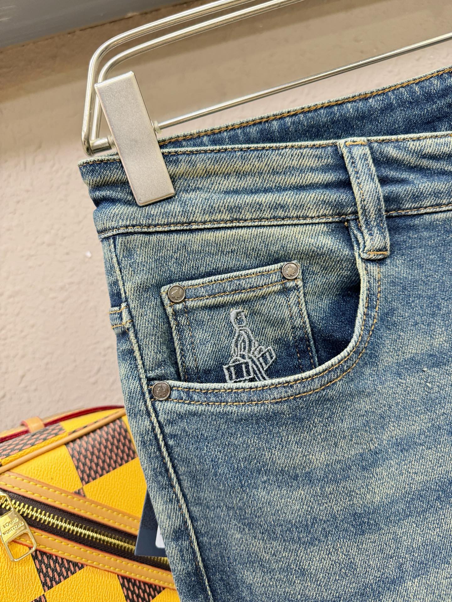 PRADA 普拉达 2025专柜新品，原版牛仔裤 原版重工打造，品牌经典LOGO设计，三标齐全！原版五金