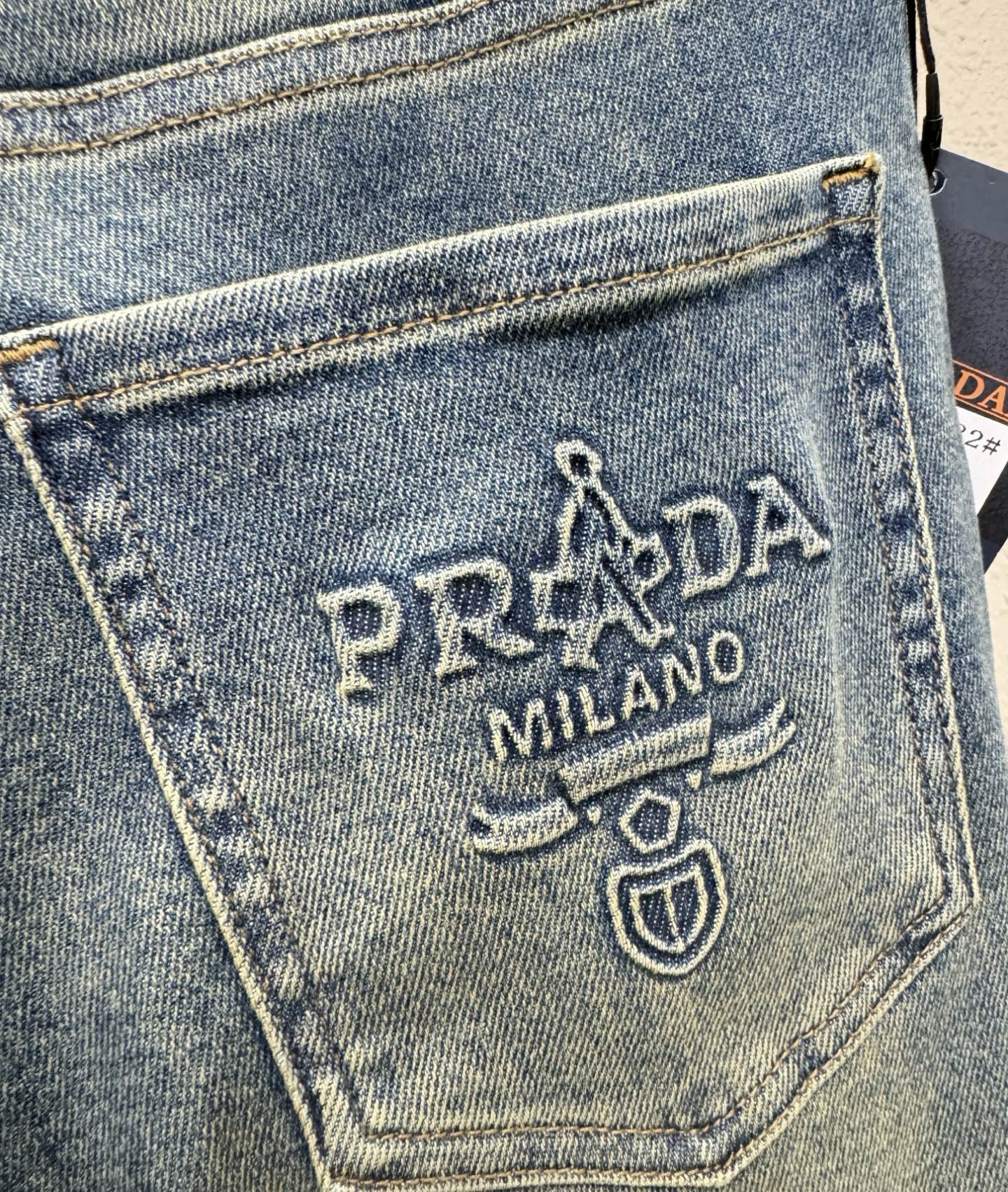 PRADA 普拉达 2025专柜新品，原版牛仔裤 原版重工打造，品牌经典LOGO设计，三标齐全！原版五金