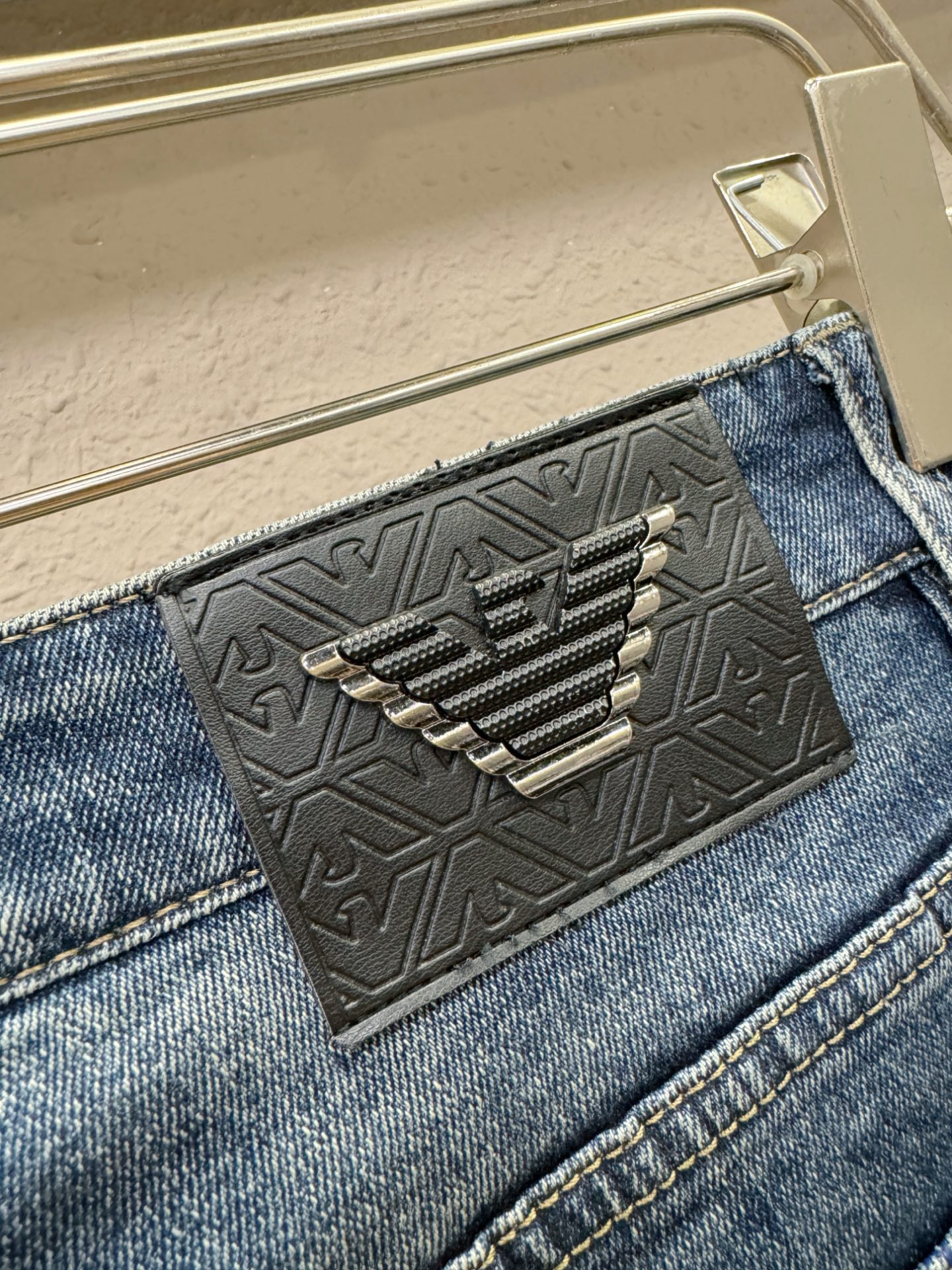 Armani 阿玛尼 2025专柜新品，原版牛仔裤 原版重工打造，品牌经典LOGO设计，三标齐全！原版五