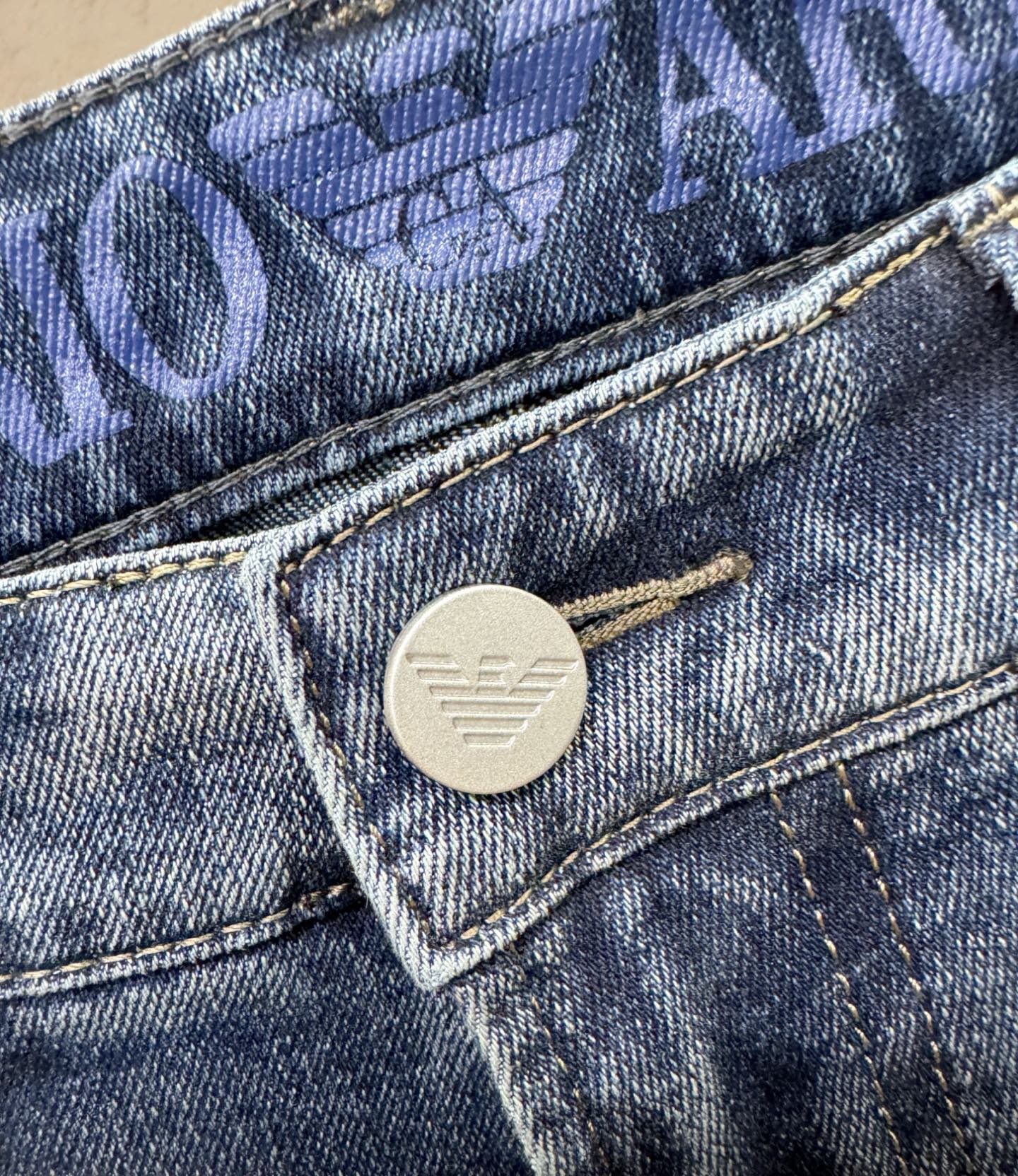 Armani 阿玛尼 2025专柜新品，原版牛仔裤 原版重工打造，品牌经典LOGO设计，三标齐全！原版五