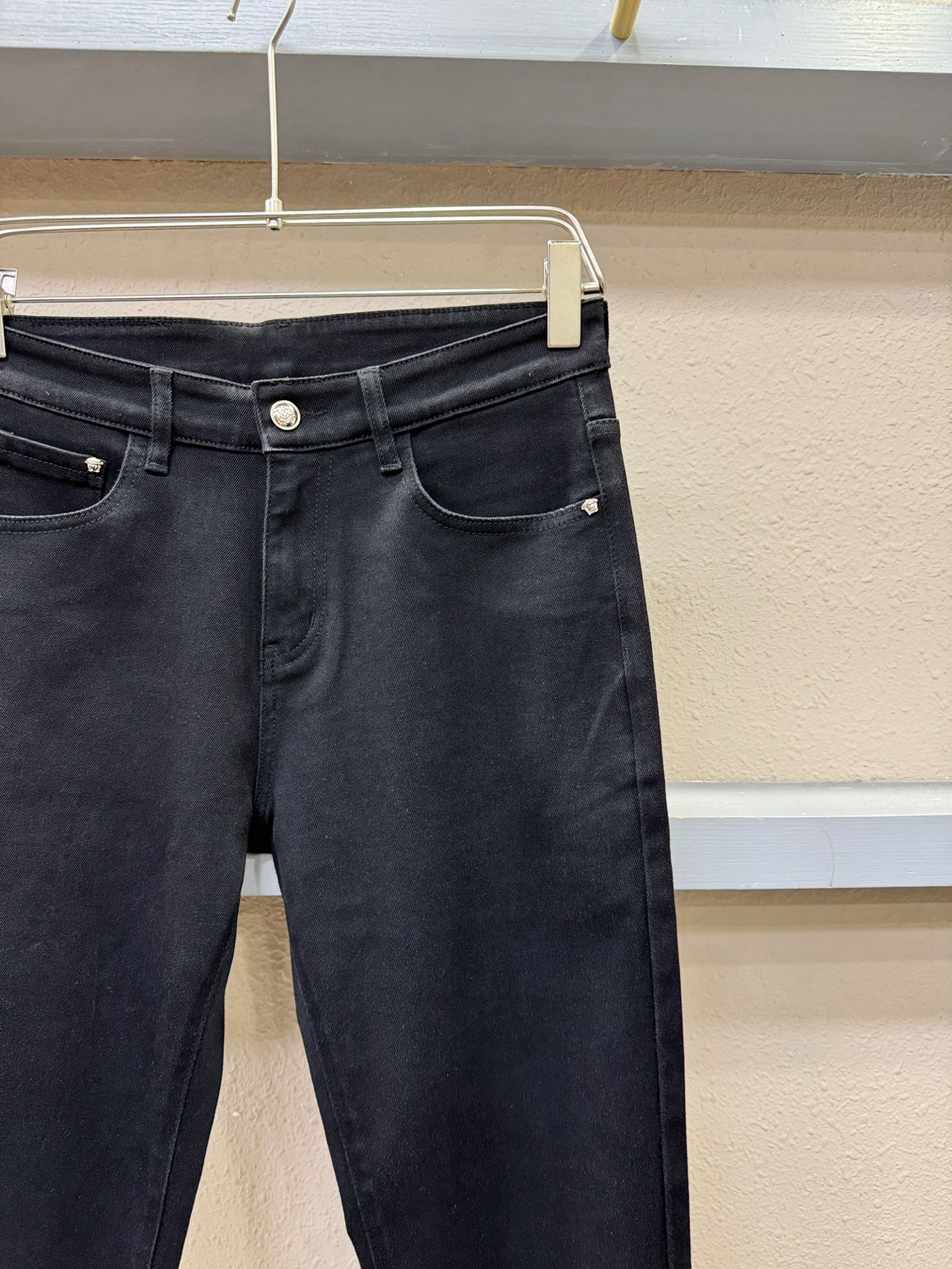 Versace 范思哲 2025专柜新品，原版牛仔裤 原版重工打造，品牌经典LOGO设计，三标齐全！原版