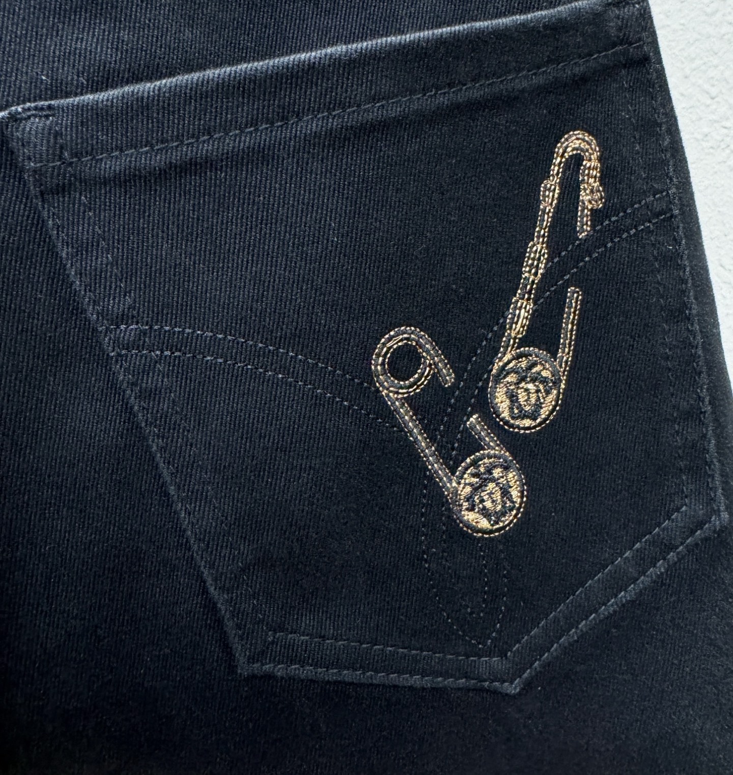 Versace 范思哲 2025专柜新品，原版牛仔裤 原版重工打造，品牌经典LOGO设计，三标齐全！原版