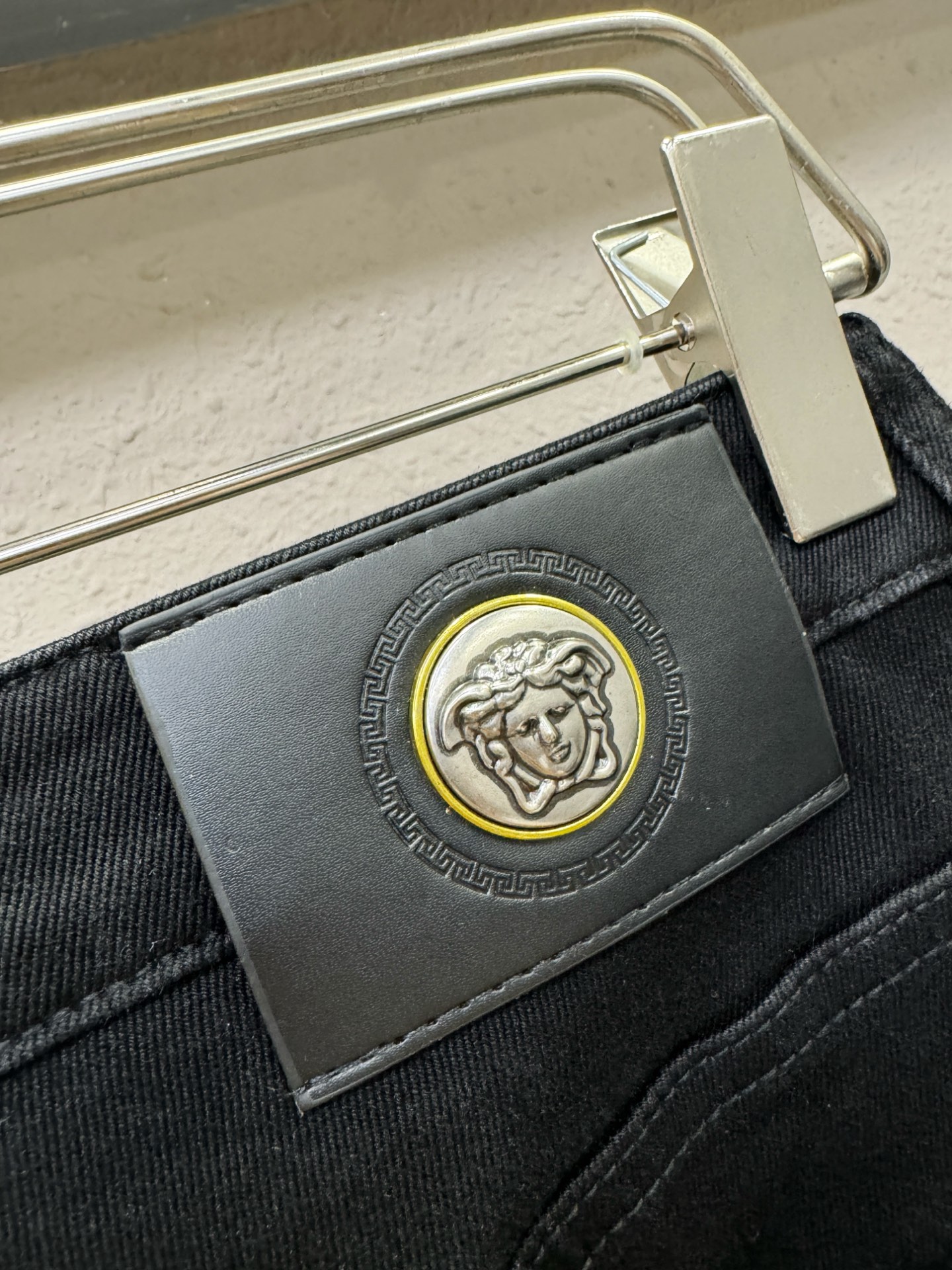 Versace 范思哲 2025专柜新品，原版牛仔裤 原版重工打造，品牌经典LOGO设计，三标齐全！原版