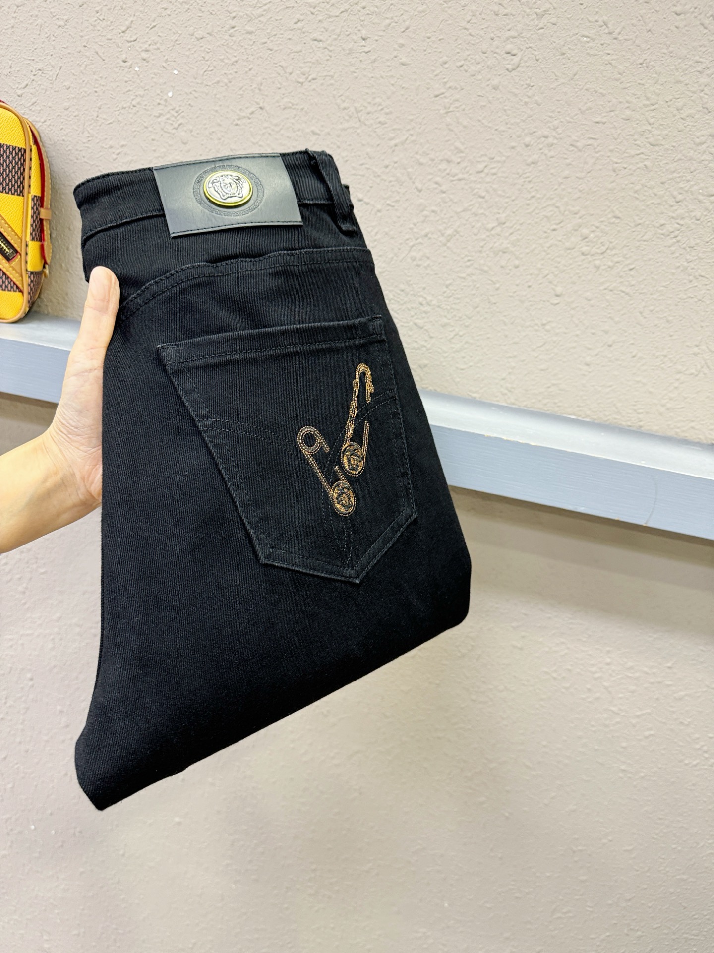 Versace 范思哲 2025专柜新品，原版牛仔裤 原版重工打造，品牌经典LOGO设计，三标齐全！原版