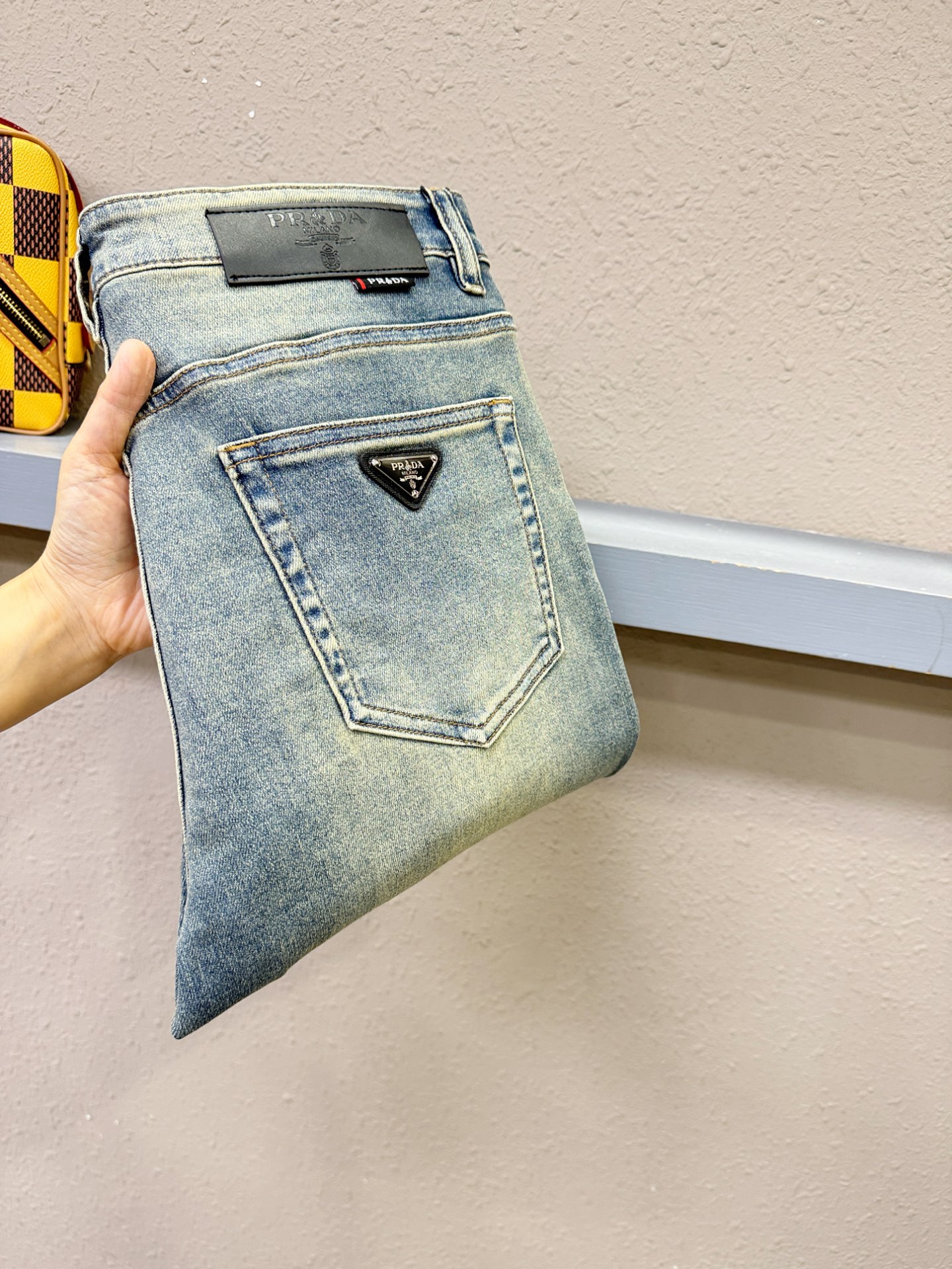 PRADA 普拉达 2025专柜新品，原版牛仔裤 原版重工打造，品牌经典LOGO设计，三标齐全！原版五金