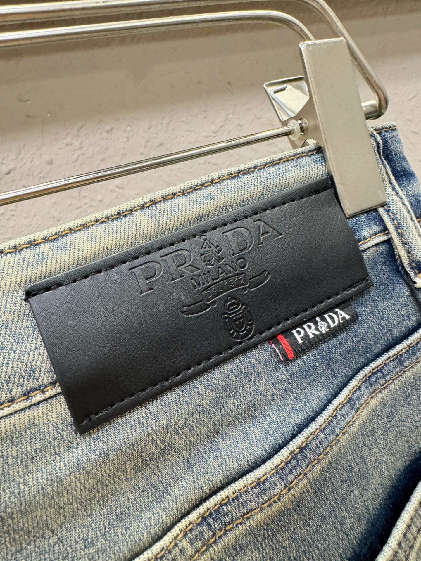 PRADA 普拉达 2025专柜新品，原版牛仔裤 原版重工打造，品牌经典LOGO设计，三标齐全！原版五金