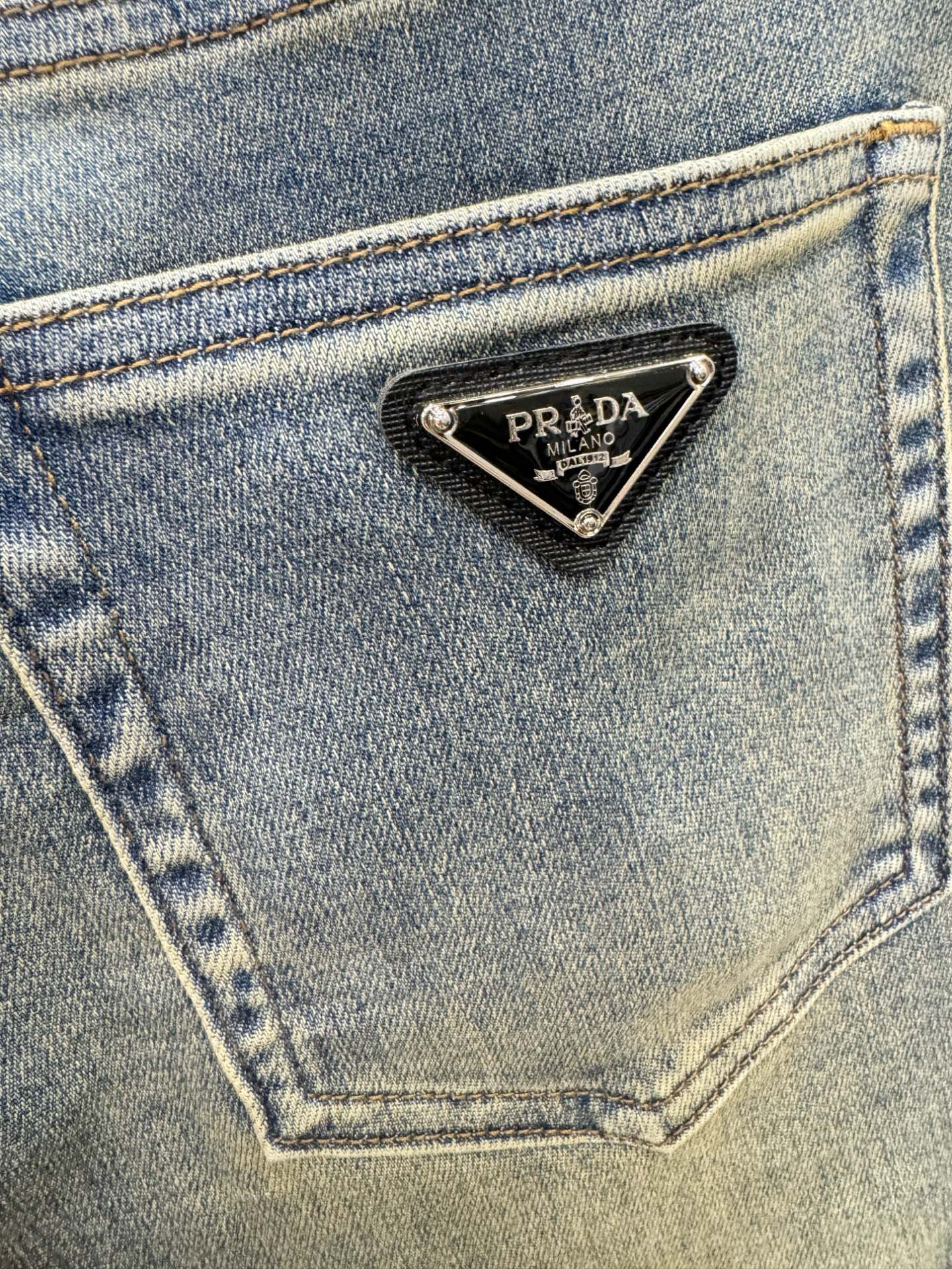 PRADA 普拉达 2025专柜新品，原版牛仔裤 原版重工打造，品牌经典LOGO设计，三标齐全！原版五金
