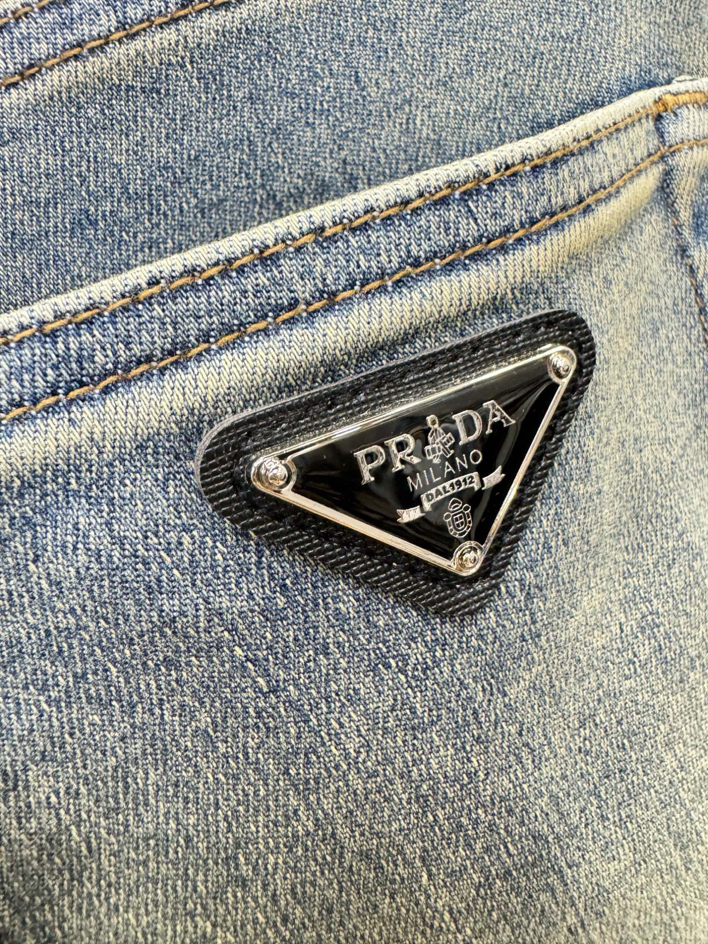 PRADA 普拉达 2025专柜新品，原版牛仔裤 原版重工打造，品牌经典LOGO设计，三标齐全！原版五金