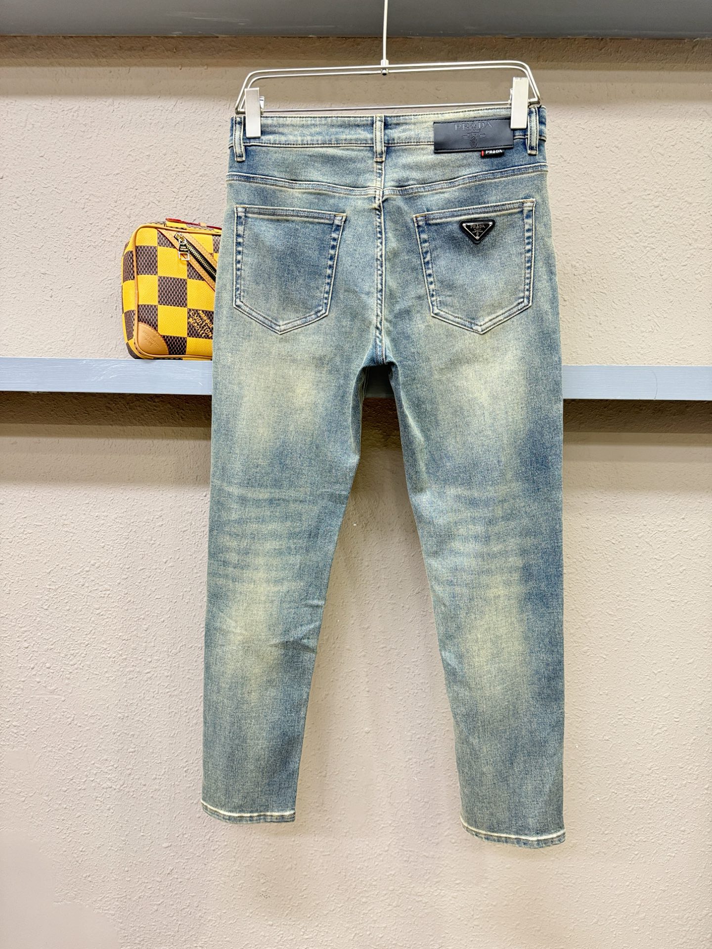 PRADA 普拉达 2025专柜新品，原版牛仔裤 原版重工打造，品牌经典LOGO设计，三标齐全！原版五金