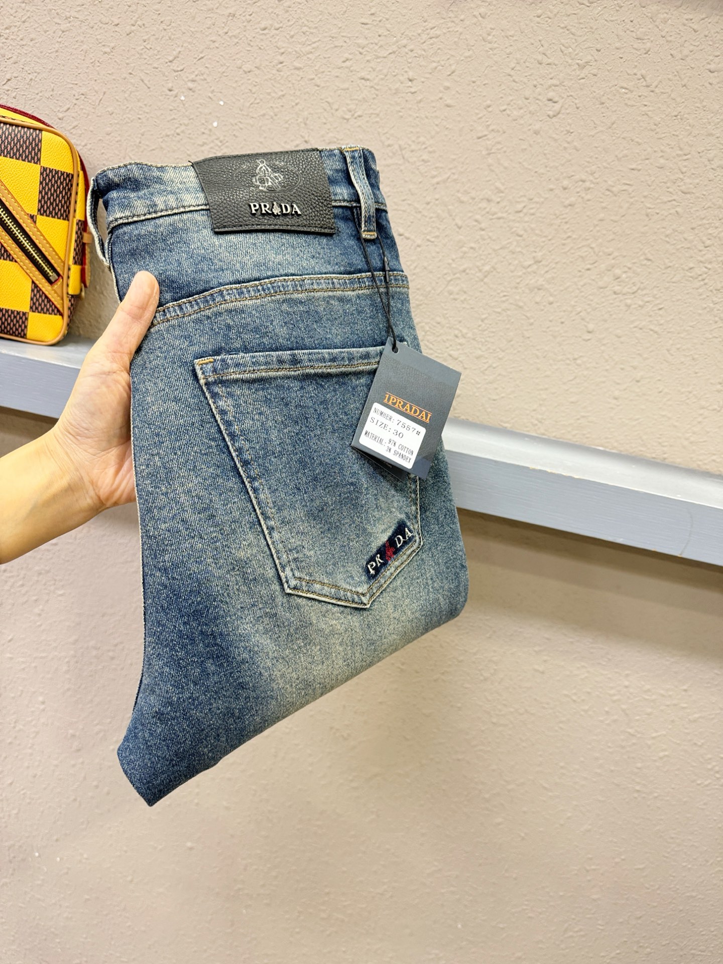 PRADA 普拉达 2025专柜新品，原版牛仔裤 原版重工打造，品牌经典LOGO设计，三标齐全！原版五金