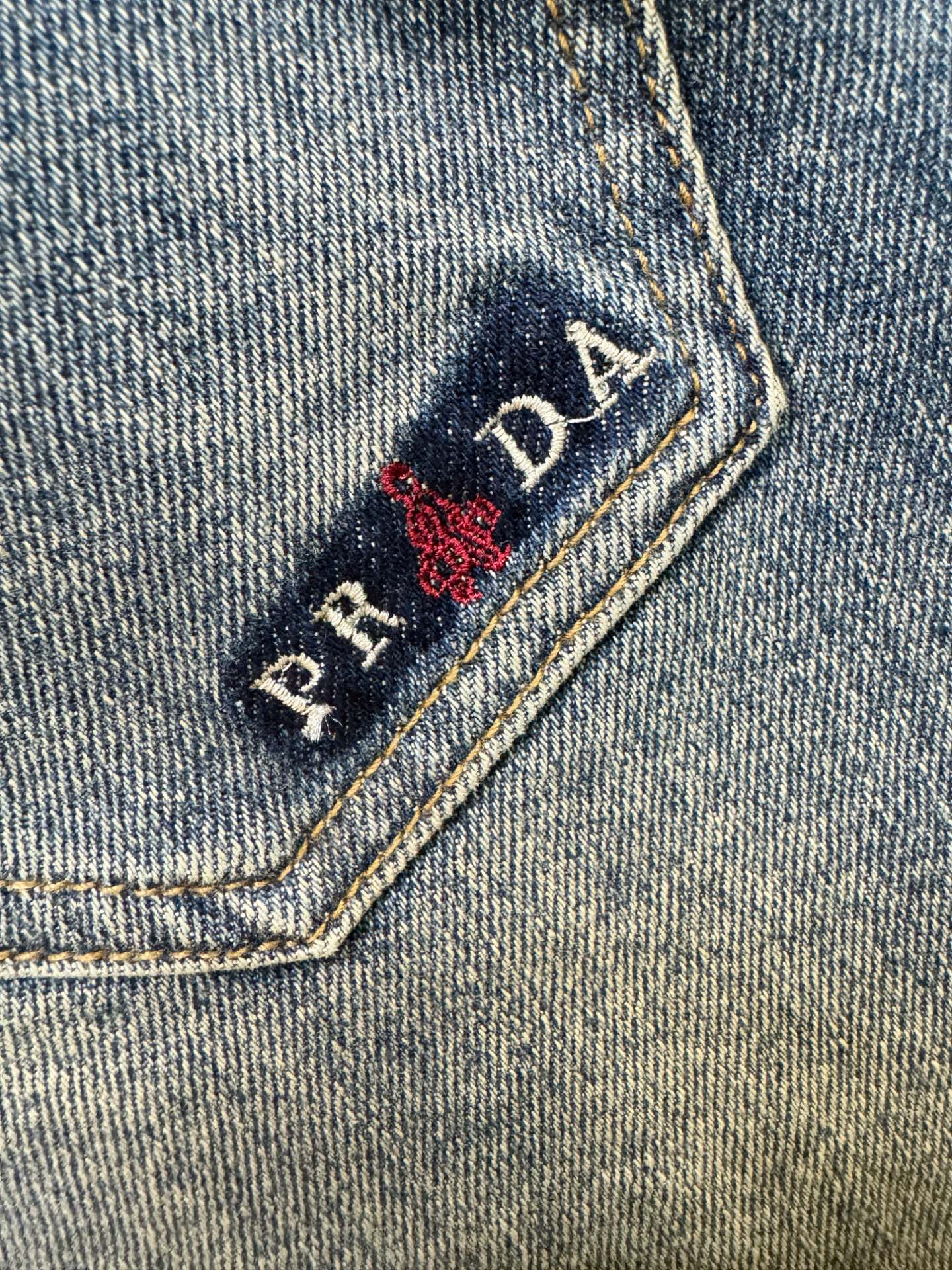 PRADA 普拉达 2025专柜新品，原版牛仔裤 原版重工打造，品牌经典LOGO设计，三标齐全！原版五金