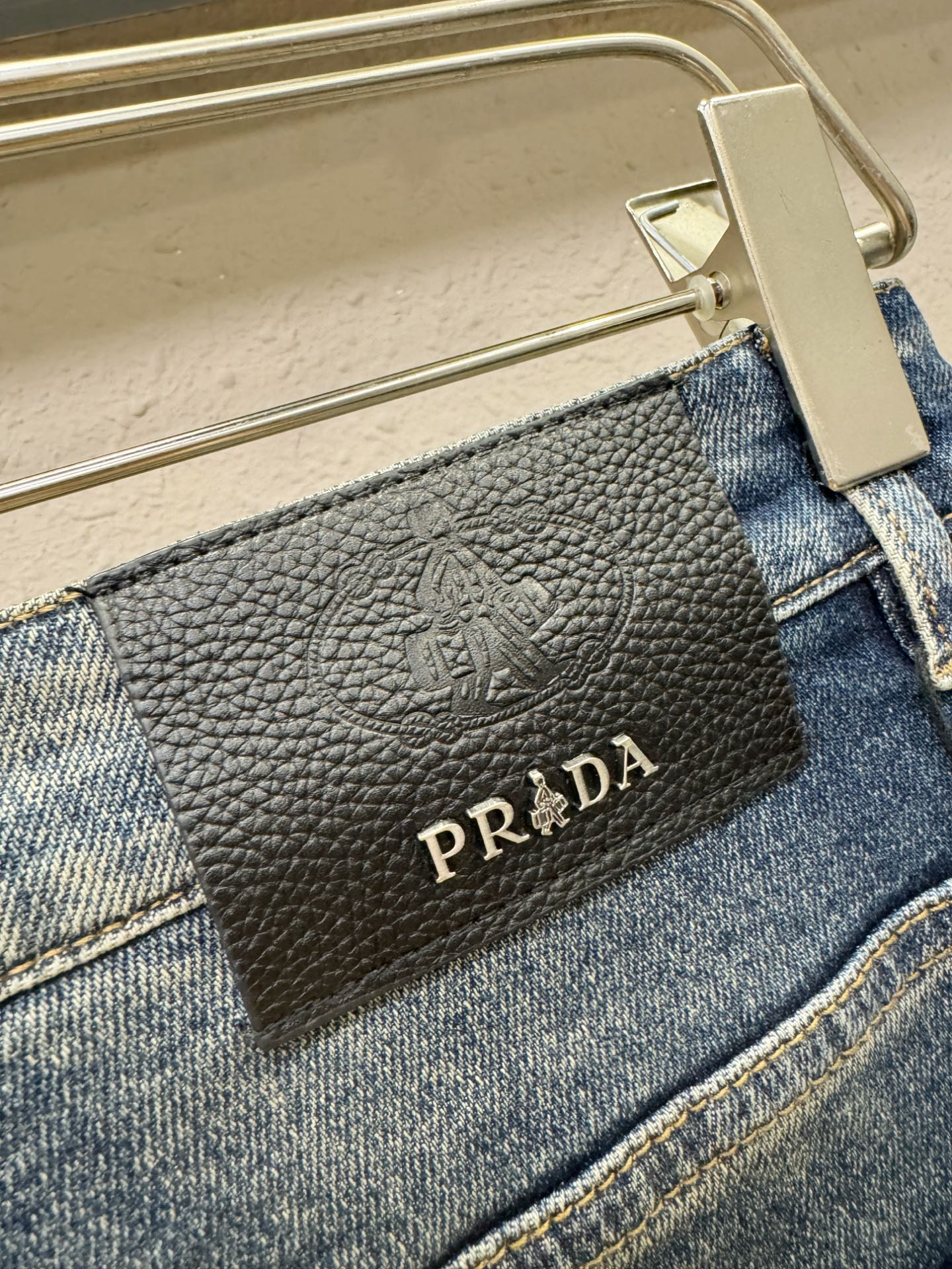 PRADA 普拉达 2025专柜新品，原版牛仔裤 原版重工打造，品牌经典LOGO设计，三标齐全！原版五金