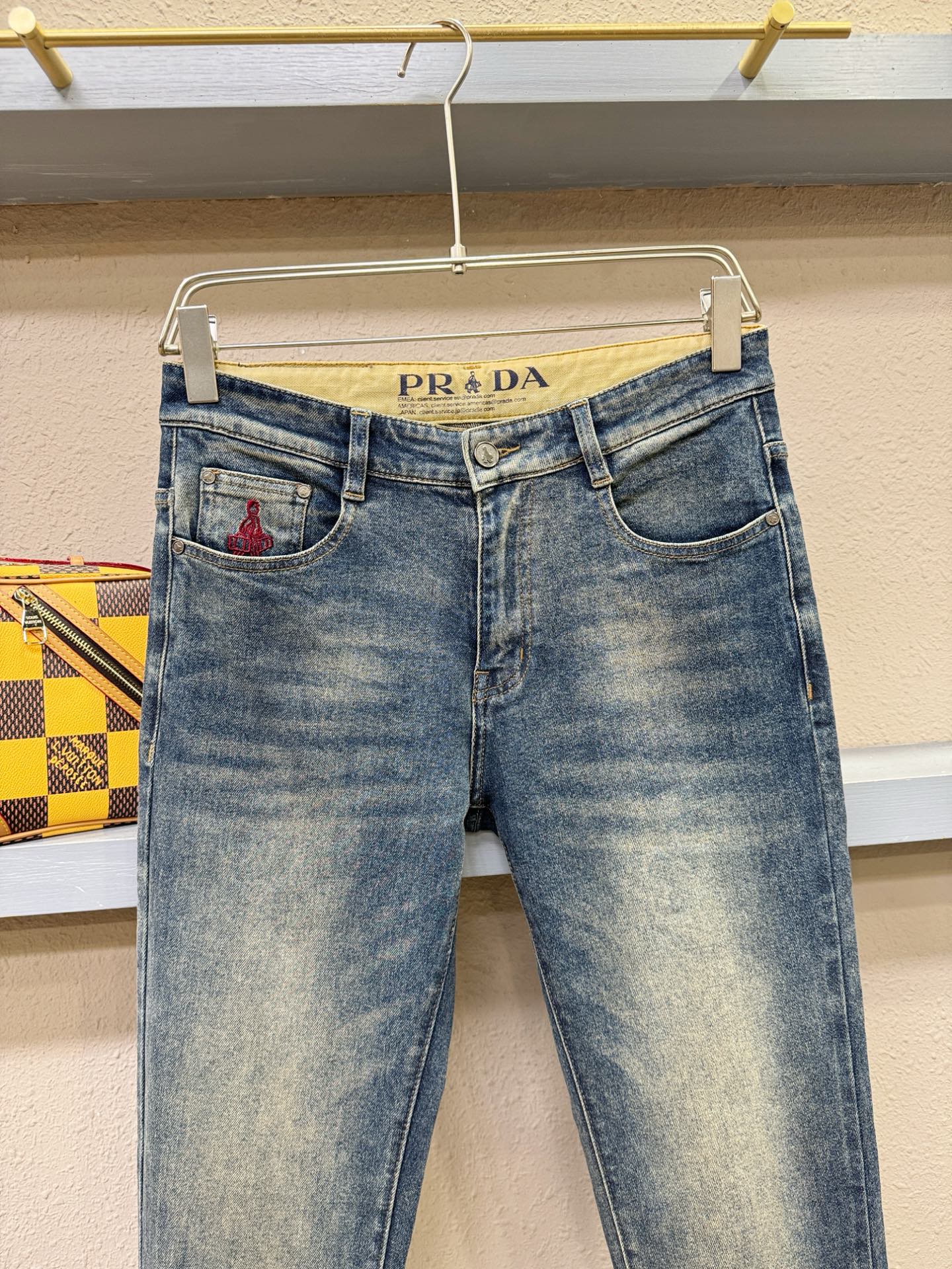 PRADA 普拉达 2025专柜新品，原版牛仔裤 原版重工打造，品牌经典LOGO设计，三标齐全！原版五金