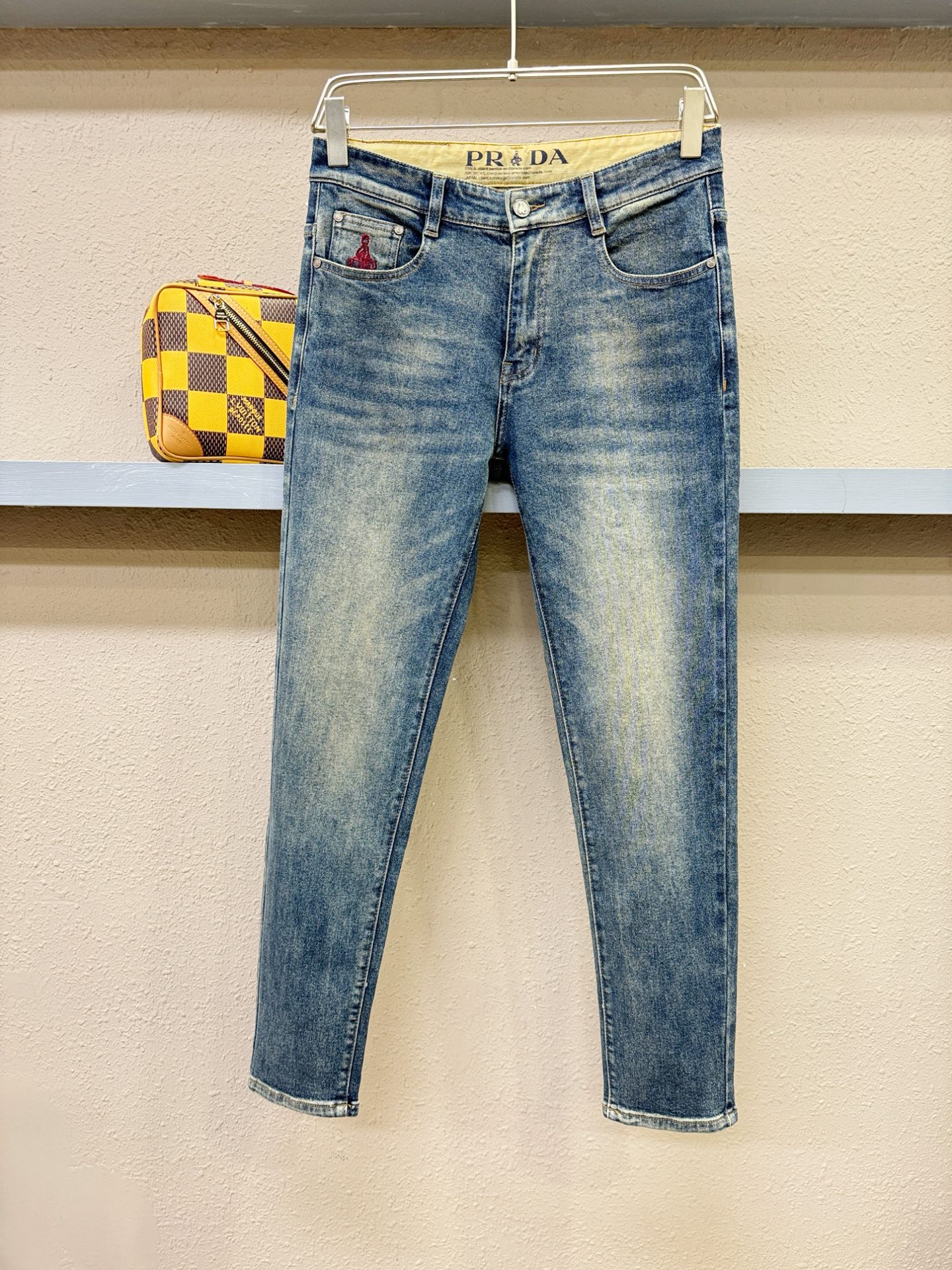 PRADA 普拉达 2025专柜新品，原版牛仔裤 原版重工打造，品牌经典LOGO设计，三标齐全！原版五金