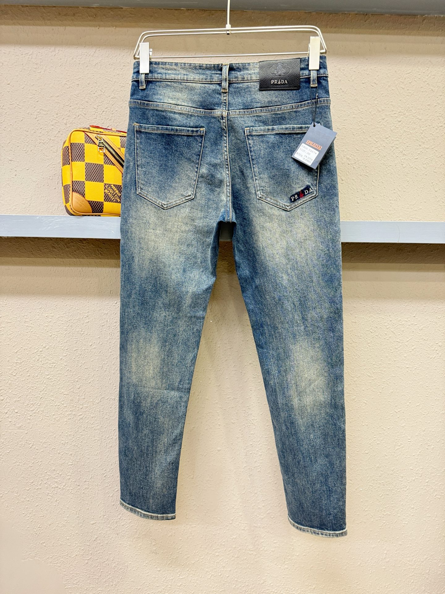 PRADA 普拉达 2025专柜新品，原版牛仔裤 原版重工打造，品牌经典LOGO设计，三标齐全！原版五金