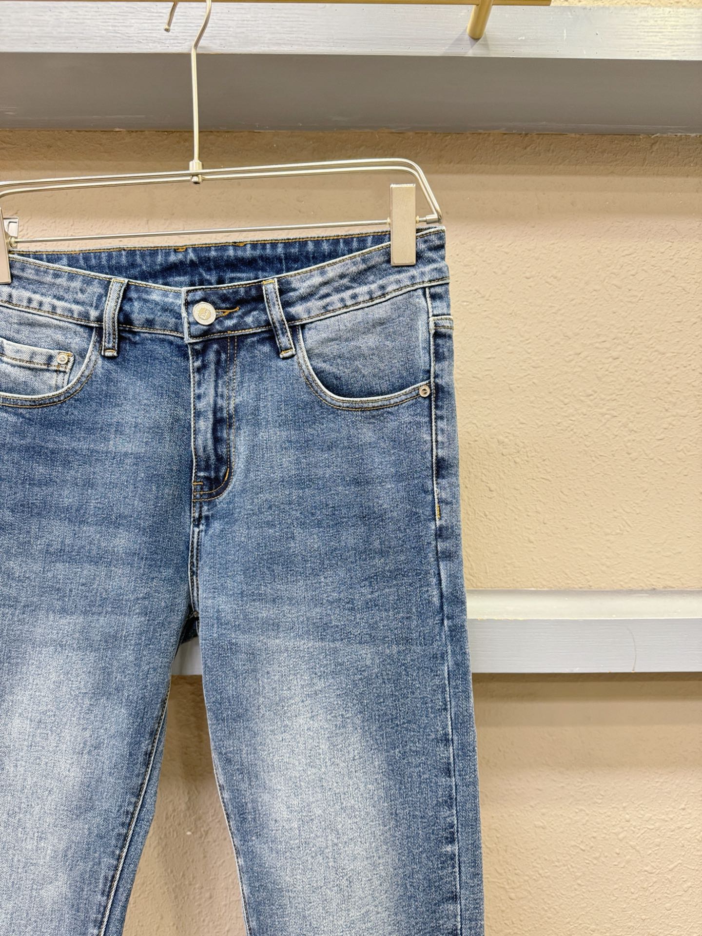 Dior迪奥 2025专柜新品，原版牛仔裤 原版重工打造，品牌经典LOGO设计，三标齐全！原版五金辅料。